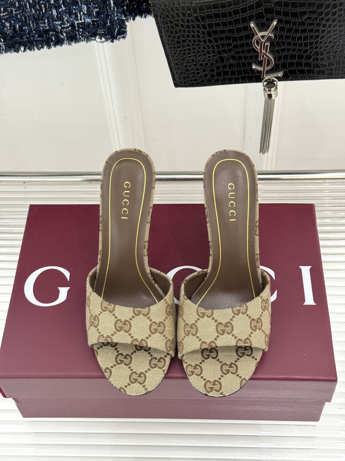 Gucci/古驰26WF新品一字带 金属跟高跟拖鞋 丝缎光泽流淌足尖之上 金属细跟折射冷冽光芒 一字带勾勒足弓优美曲线 