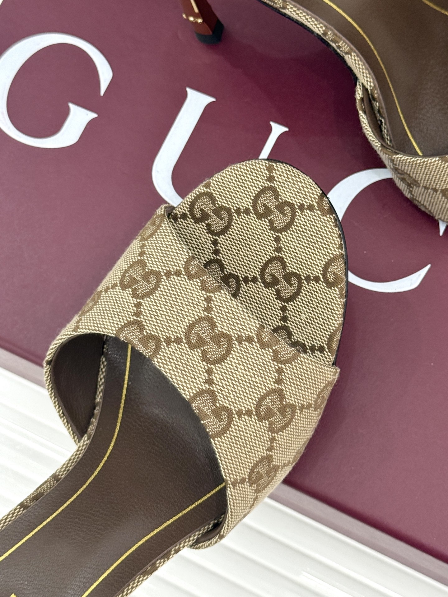 Gucci/古驰26WF新品一字带 金属跟高跟拖鞋 丝缎光泽流淌足尖之上 金属细跟折射冷冽光芒 一字带勾勒足弓优美曲线 