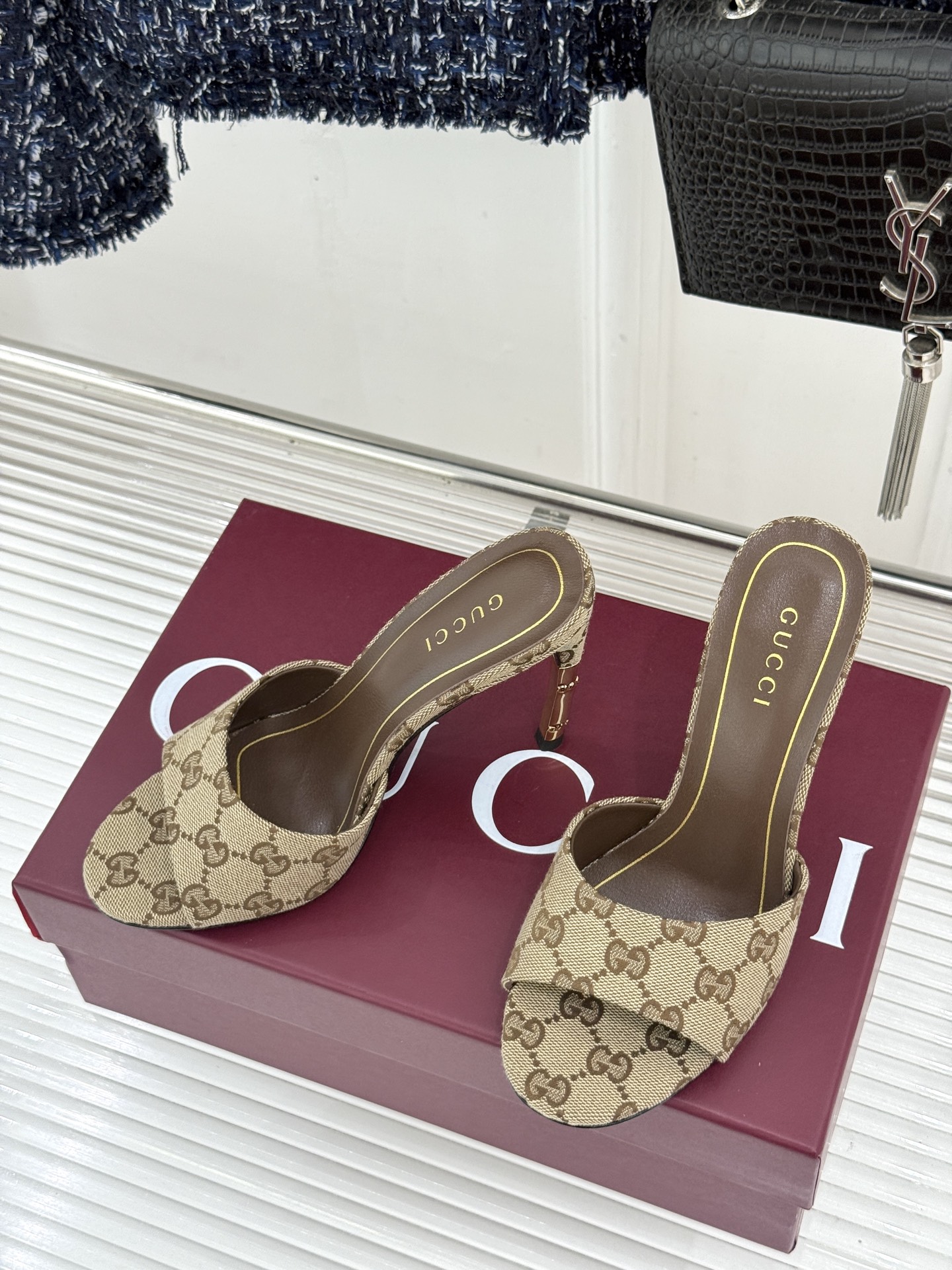 Gucci/古驰26WF新品一字带 金属跟高跟拖鞋 丝缎光泽流淌足尖之上 金属细跟折射冷冽光芒 一字带勾勒足弓优美曲线 