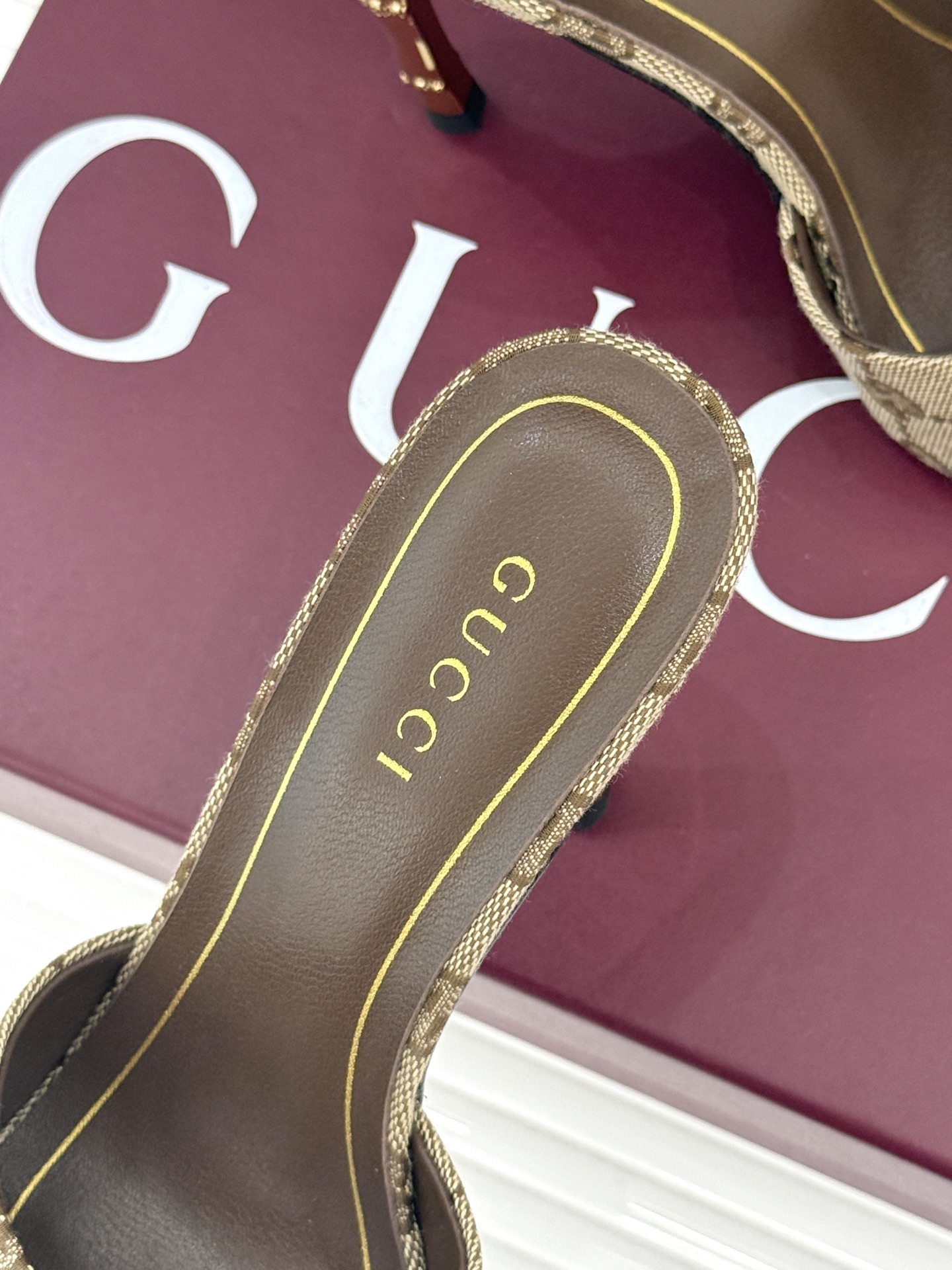 Gucci/古驰26WF新品一字带 金属跟高跟拖鞋 丝缎光泽流淌足尖之上 金属细跟折射冷冽光芒 一字带勾勒足弓优美曲线 