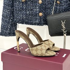 Gucci/古驰26WF新品一字带 金属跟高跟拖鞋 丝缎光泽流淌足尖之上 金属细跟折射冷冽光芒 一字带勾勒足弓优美曲线 Gucci/古驰26WF新品一字带 金属跟高跟拖鞋 丝缎光泽流淌足尖之上 金属细跟折射冷冽光芒 一字带勾勒足弓优美曲线