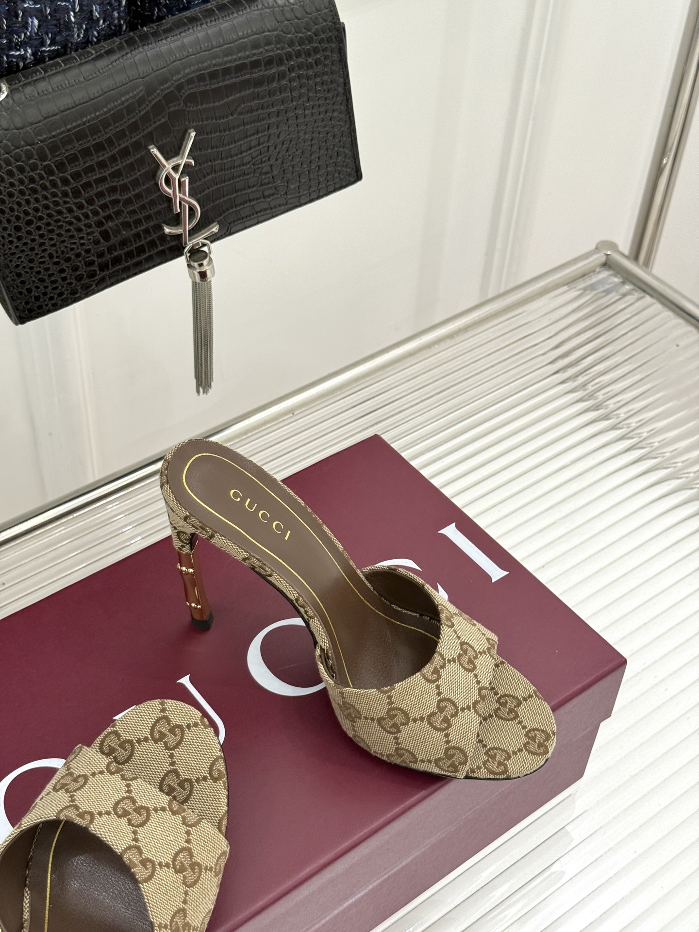 Gucci/古驰26WF新品一字带 金属跟高跟拖鞋 丝缎光泽流淌足尖之上 金属细跟折射冷冽光芒 一字带勾勒足弓优美曲线 