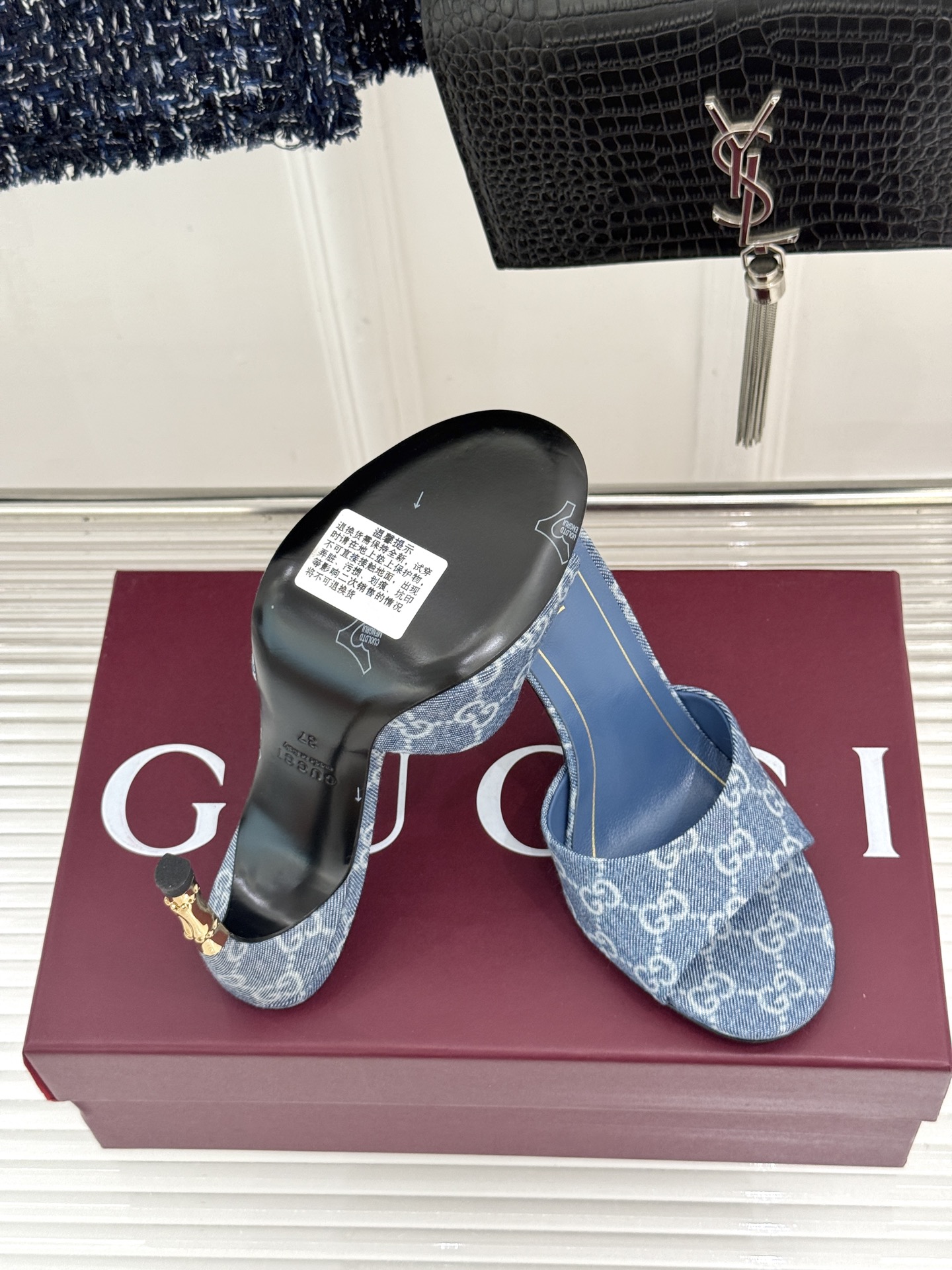 Gucci/古驰26WF新品一字带 金属跟高跟拖鞋 丝缎光泽流淌足尖之上 金属细跟折射冷冽光芒 一字带勾勒足弓优美曲线 
