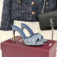 Gucci/古驰26WF新品一字带 金属跟高跟拖鞋 丝缎光泽流淌足尖之上 金属细跟折射冷冽光芒 一字带勾勒足弓优美曲线 Gucci/古驰26WF新品一字带 金属跟高跟拖鞋 丝缎光泽流淌足尖之上 金属细跟折射冷冽光芒 一字带勾勒足弓优美曲线