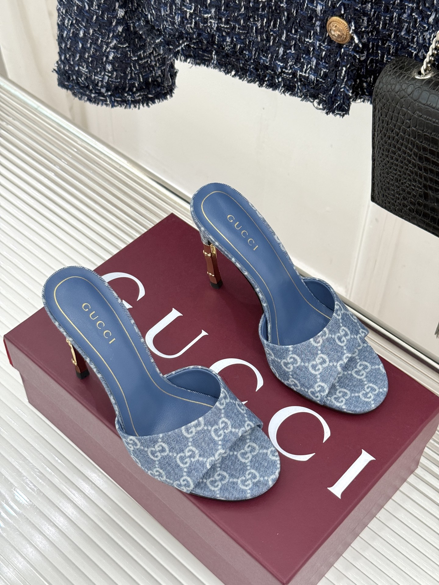 Gucci/古驰26WF新品一字带 金属跟高跟拖鞋 丝缎光泽流淌足尖之上 金属细跟折射冷冽光芒 一字带勾勒足弓优美曲线 