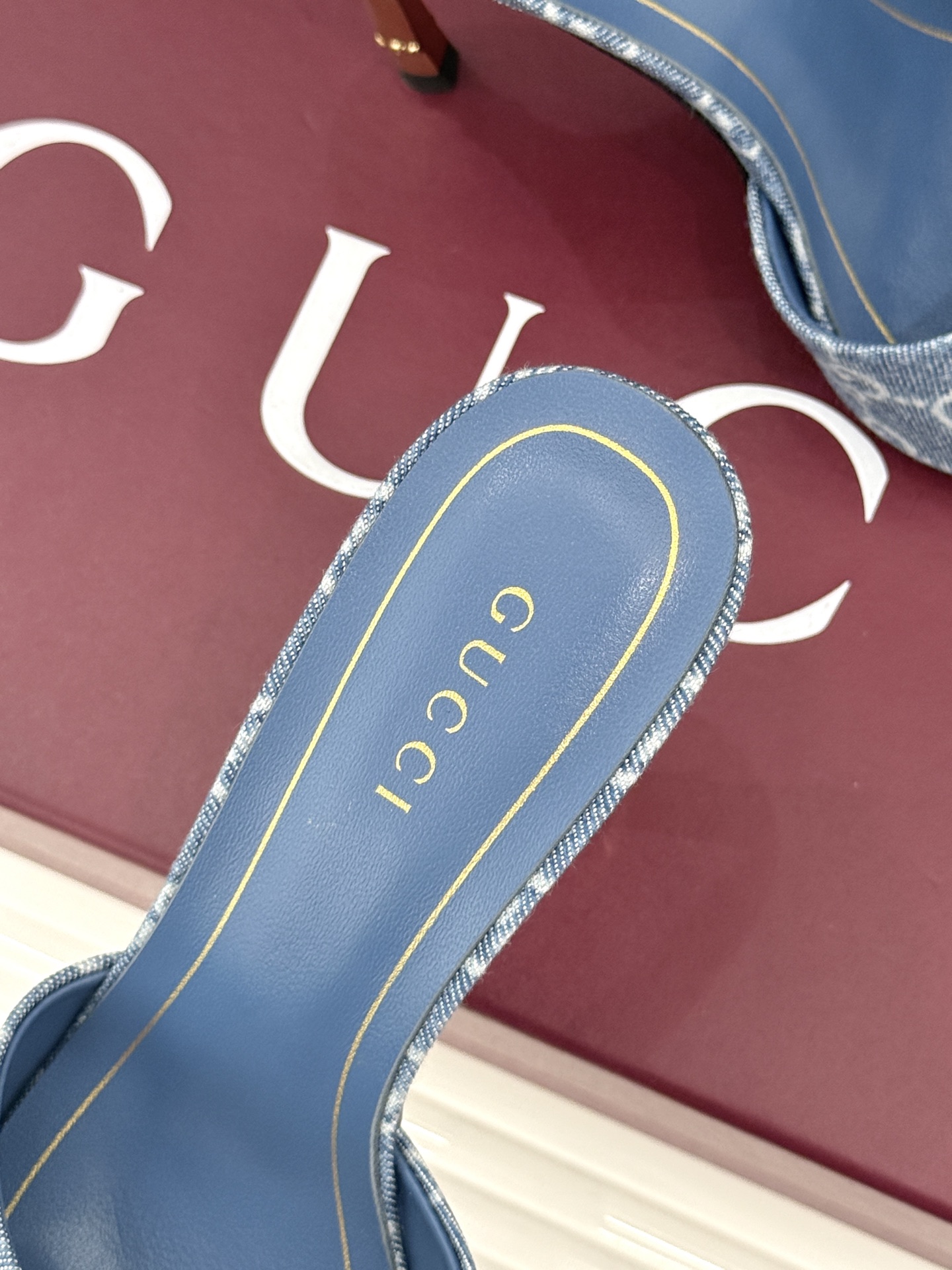 Gucci/古驰26WF新品一字带 金属跟高跟拖鞋 丝缎光泽流淌足尖之上 金属细跟折射冷冽光芒 一字带勾勒足弓优美曲线 