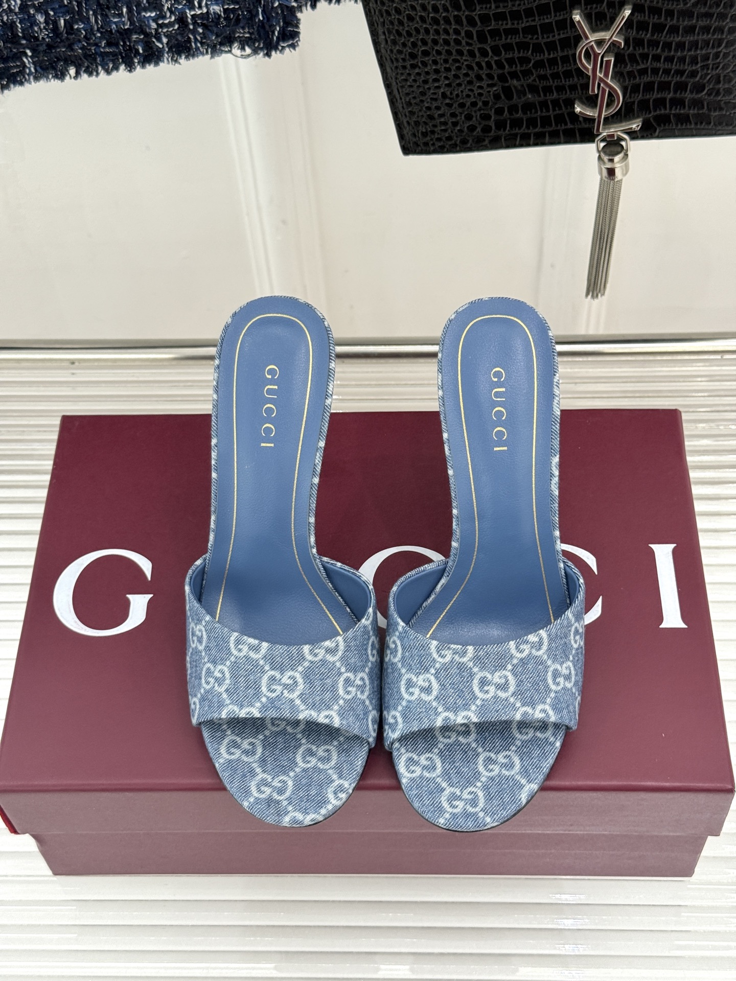 Gucci/古驰26WF新品一字带 金属跟高跟拖鞋 丝缎光泽流淌足尖之上 金属细跟折射冷冽光芒 一字带勾勒足弓优美曲线 