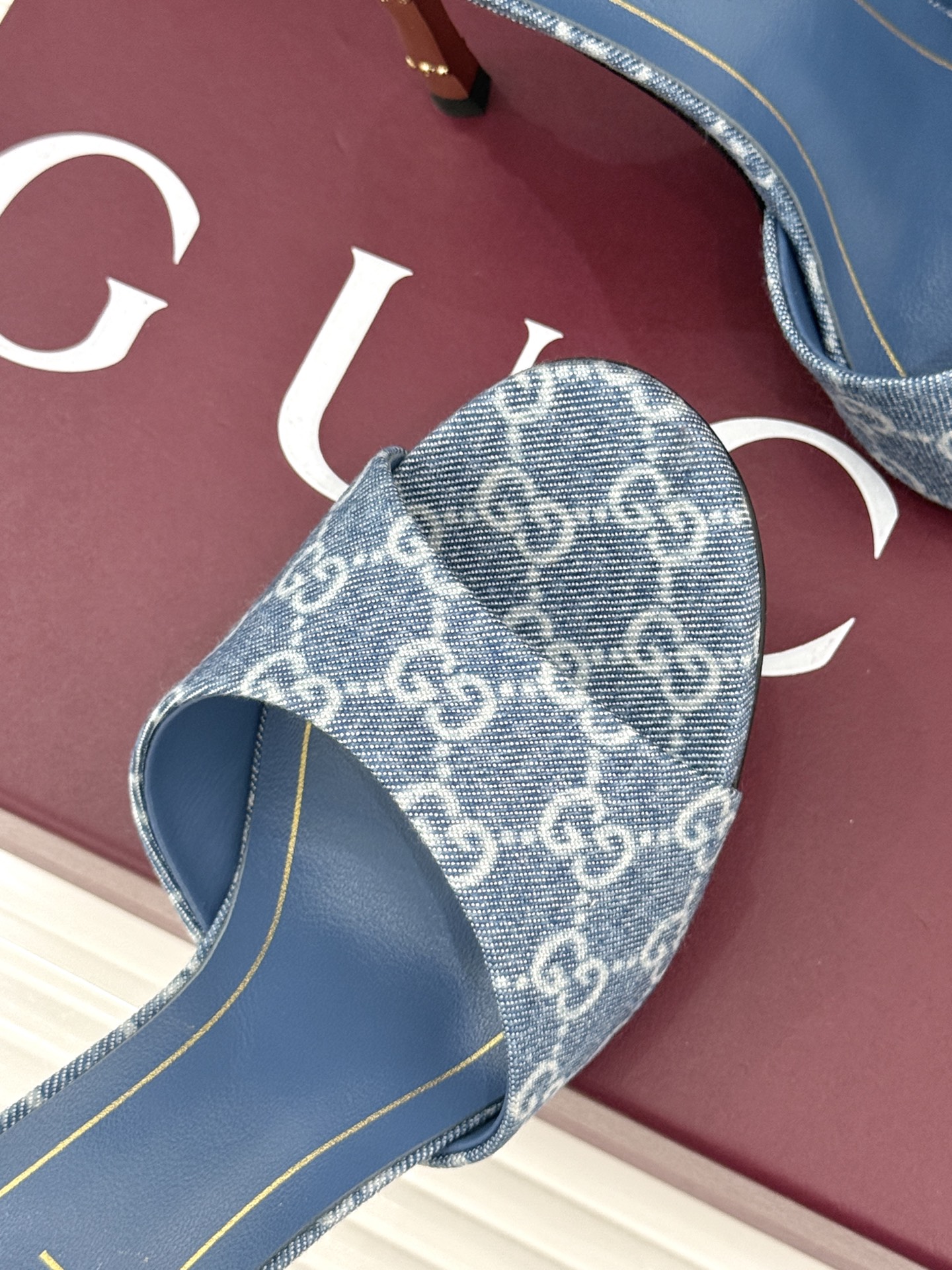 Gucci/古驰26WF新品一字带 金属跟高跟拖鞋 丝缎光泽流淌足尖之上 金属细跟折射冷冽光芒 一字带勾勒足弓优美曲线 