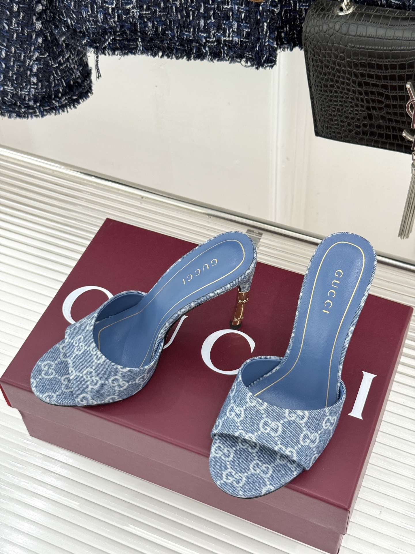 Gucci/古驰26WF新品一字带 金属跟高跟拖鞋 丝缎光泽流淌足尖之上 金属细跟折射冷冽光芒 一字带勾勒足弓优美曲线 