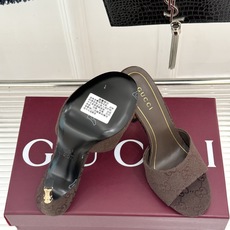 Gucci/古驰26WF新品一字带 金属跟高跟拖鞋 丝缎光泽流淌足尖之上 金属细跟折射冷冽光芒 一字带勾勒足弓优美曲线 Gucci/古驰26WF新品一字带 金属跟高跟拖鞋 丝缎光泽流淌足尖之上 金属细跟折射冷冽光芒 一字带勾勒足弓优美曲线