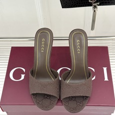 Gucci/古驰26WF新品一字带 金属跟高跟拖鞋 丝缎光泽流淌足尖之上 金属细跟折射冷冽光芒 一字带勾勒足弓优美曲线 Gucci/古驰26WF新品一字带 金属跟高跟拖鞋 丝缎光泽流淌足尖之上 金属细跟折射冷冽光芒 一字带勾勒足弓优美曲线