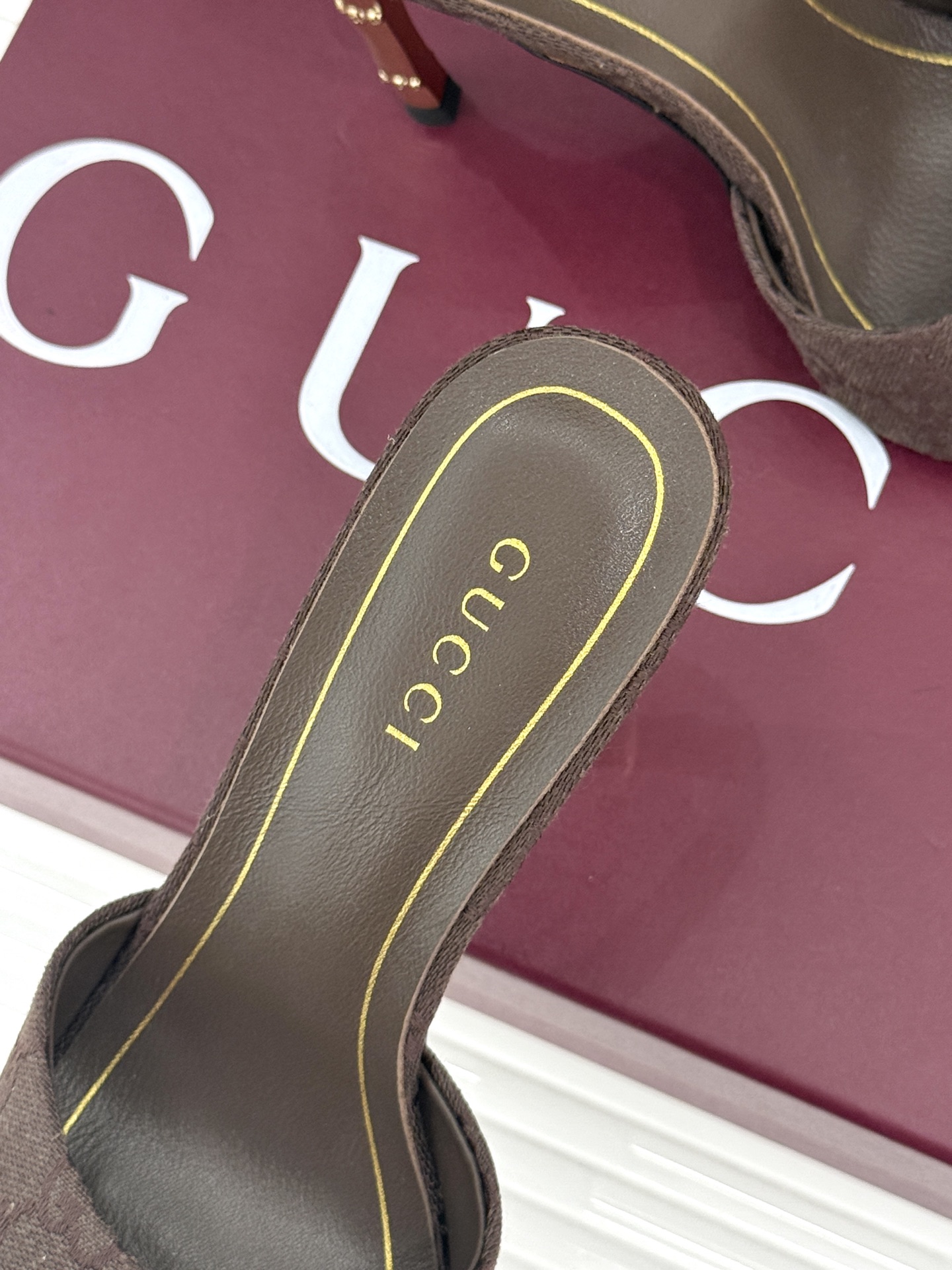 Gucci/古驰26WF新品一字带 金属跟高跟拖鞋 丝缎光泽流淌足尖之上 金属细跟折射冷冽光芒 一字带勾勒足弓优美曲线 Gucci/古驰26WF新品一字带 金属跟高跟拖鞋 丝缎光泽流淌足尖之上 金属细跟折射冷冽光芒 一字带勾勒足弓优美曲线