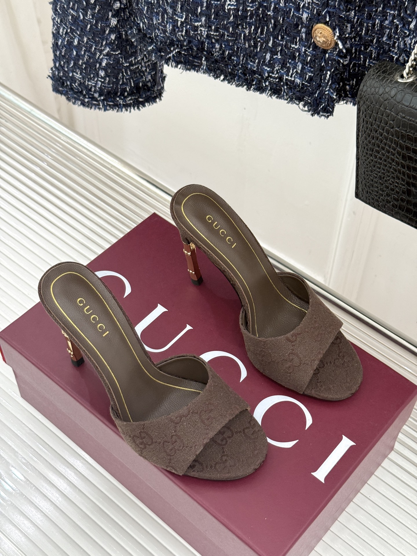 Gucci/古驰26WF新品一字带 金属跟高跟拖鞋 丝缎光泽流淌足尖之上 金属细跟折射冷冽光芒 一字带勾勒足弓优美曲线 Gucci/古驰26WF新品一字带 金属跟高跟拖鞋 丝缎光泽流淌足尖之上 金属细跟折射冷冽光芒 一字带勾勒足弓优美曲线