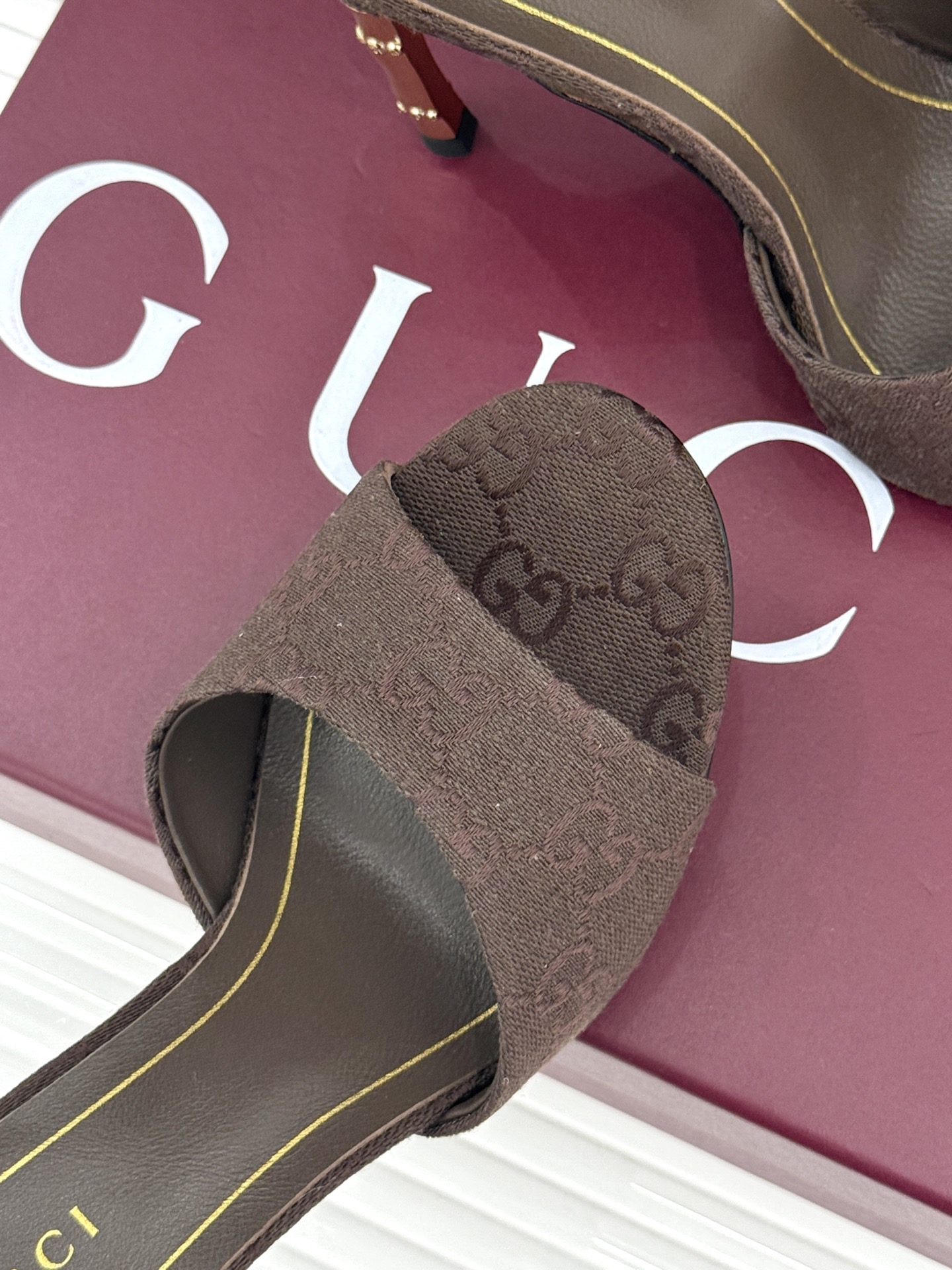 Gucci/古驰26WF新品一字带 金属跟高跟拖鞋 丝缎光泽流淌足尖之上 金属细跟折射冷冽光芒 一字带勾勒足弓优美曲线 Gucci/古驰26WF新品一字带 金属跟高跟拖鞋 丝缎光泽流淌足尖之上 金属细跟折射冷冽光芒 一字带勾勒足弓优美曲线