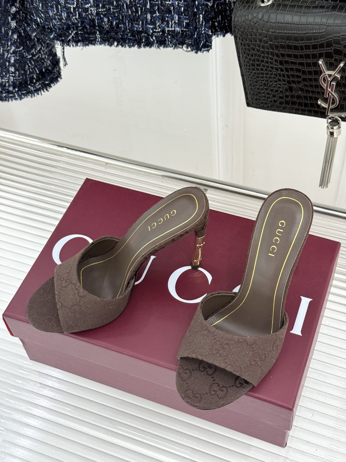 Gucci/古驰26WF新品一字带 金属跟高跟拖鞋 丝缎光泽流淌足尖之上 金属细跟折射冷冽光芒 一字带勾勒足弓优美曲线 Gucci/古驰26WF新品一字带 金属跟高跟拖鞋 丝缎光泽流淌足尖之上 金属细跟折射冷冽光芒 一字带勾勒足弓优美曲线