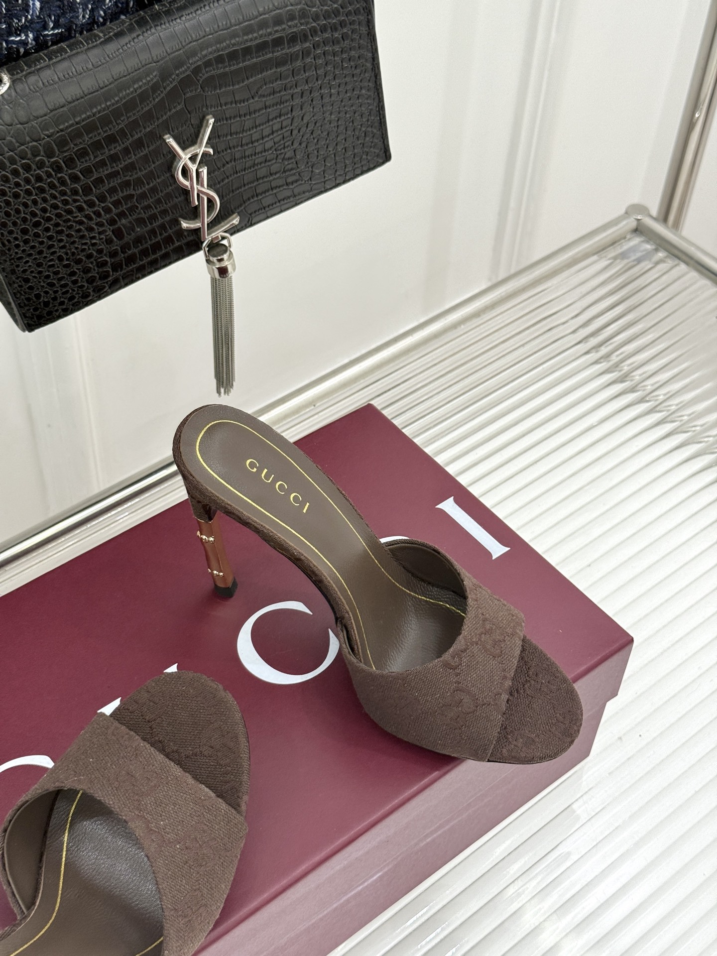 Gucci/古驰26WF新品一字带 金属跟高跟拖鞋 丝缎光泽流淌足尖之上 金属细跟折射冷冽光芒 一字带勾勒足弓优美曲线 Gucci/古驰26WF新品一字带 金属跟高跟拖鞋 丝缎光泽流淌足尖之上 金属细跟折射冷冽光芒 一字带勾勒足弓优美曲线
