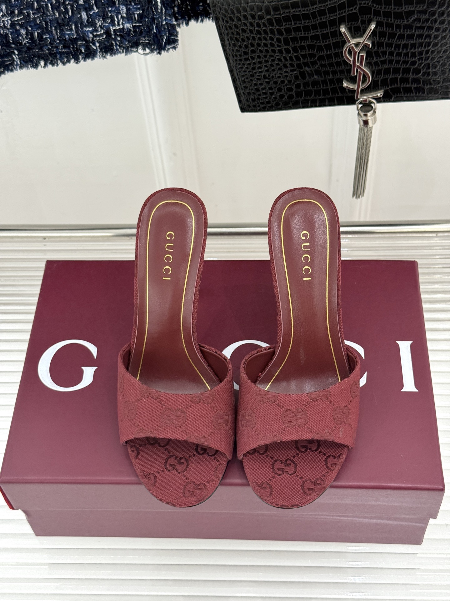 Gucci/古驰26WF新品一字带 金属跟高跟拖鞋 丝缎光泽流淌足尖之上 金属细跟折射冷冽光芒 一字带勾勒足弓优美曲线 Gucci/古驰26WF新品一字带 金属跟高跟拖鞋 丝缎光泽流淌足尖之上 金属细跟折射冷冽光芒 一字带勾勒足弓优美曲线