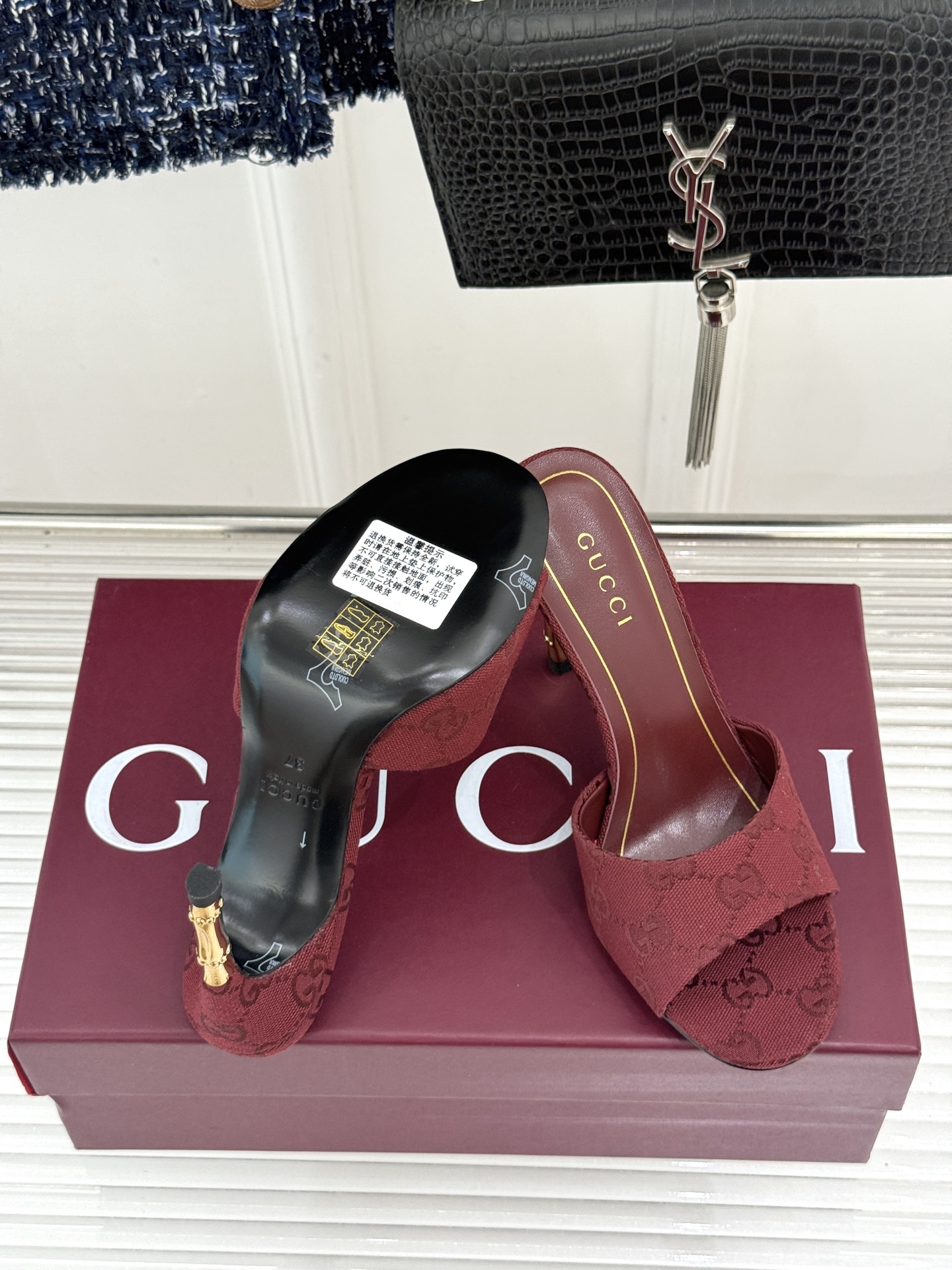 Gucci/古驰26WF新品一字带 金属跟高跟拖鞋 丝缎光泽流淌足尖之上 金属细跟折射冷冽光芒 一字带勾勒足弓优美曲线 Gucci/古驰26WF新品一字带 金属跟高跟拖鞋 丝缎光泽流淌足尖之上 金属细跟折射冷冽光芒 一字带勾勒足弓优美曲线