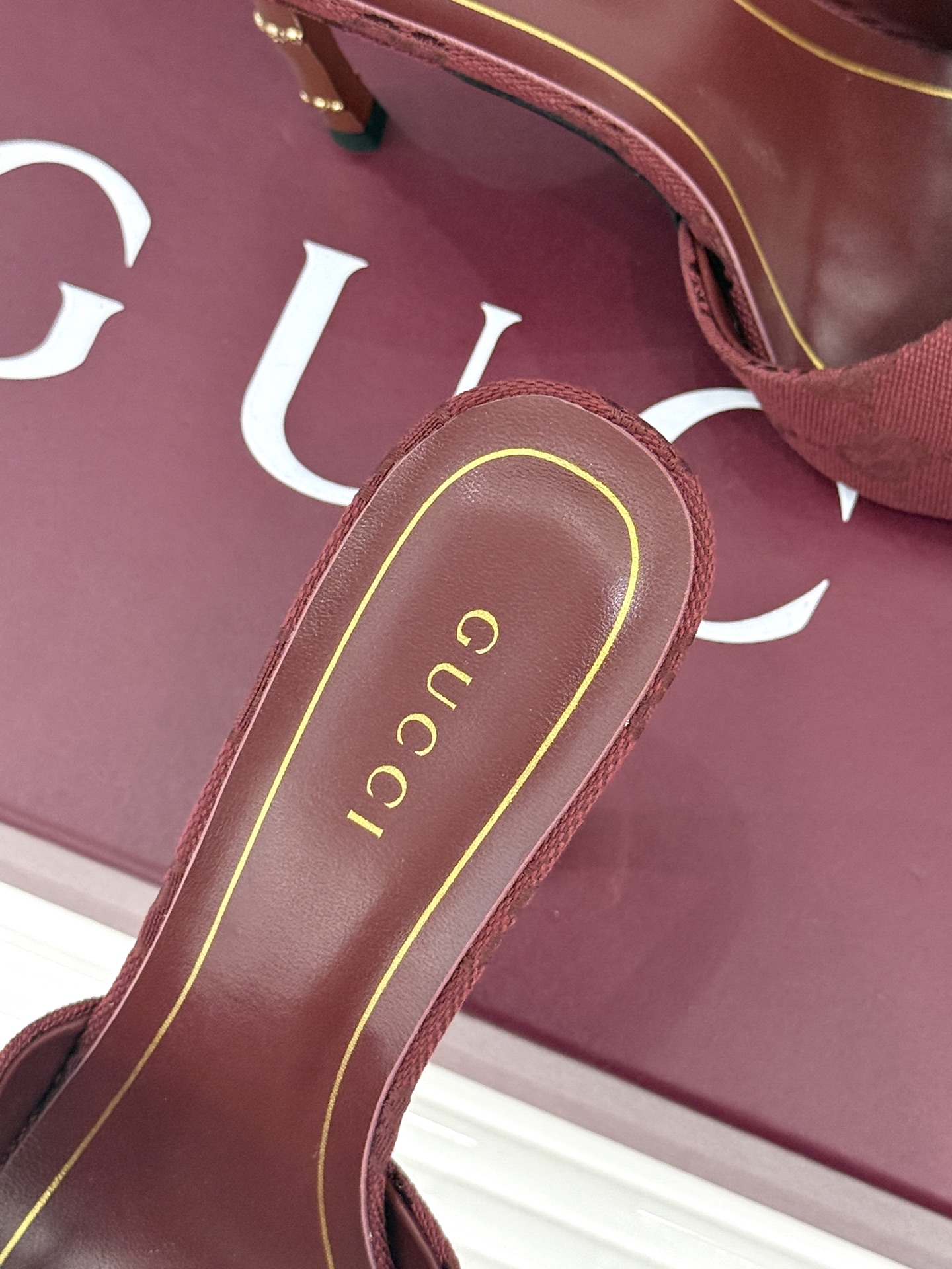 Gucci/古驰26WF新品一字带 金属跟高跟拖鞋 丝缎光泽流淌足尖之上 金属细跟折射冷冽光芒 一字带勾勒足弓优美曲线 Gucci/古驰26WF新品一字带 金属跟高跟拖鞋 丝缎光泽流淌足尖之上 金属细跟折射冷冽光芒 一字带勾勒足弓优美曲线