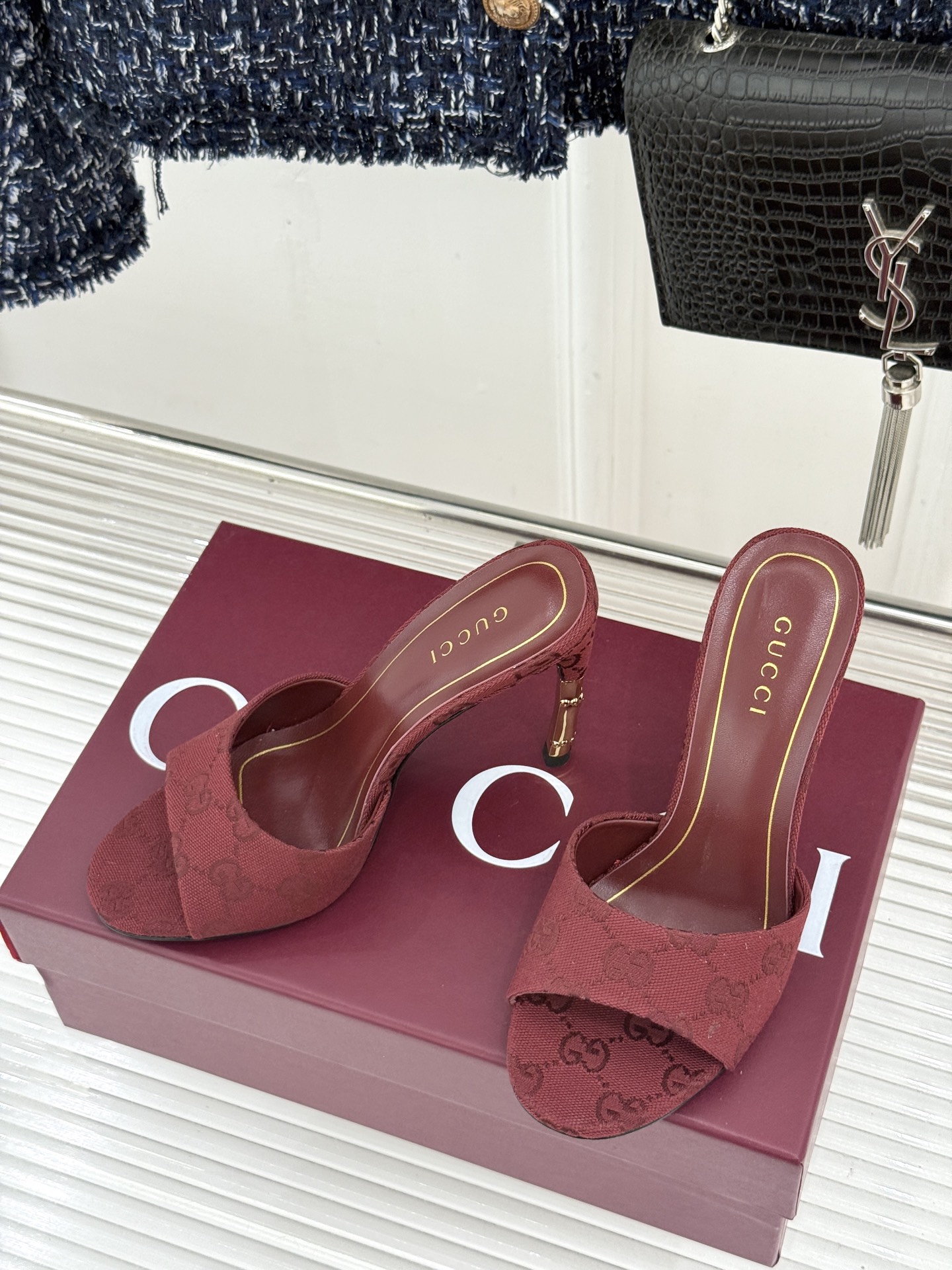 Gucci/古驰26WF新品一字带 金属跟高跟拖鞋 丝缎光泽流淌足尖之上 金属细跟折射冷冽光芒 一字带勾勒足弓优美曲线 Gucci/古驰26WF新品一字带 金属跟高跟拖鞋 丝缎光泽流淌足尖之上 金属细跟折射冷冽光芒 一字带勾勒足弓优美曲线