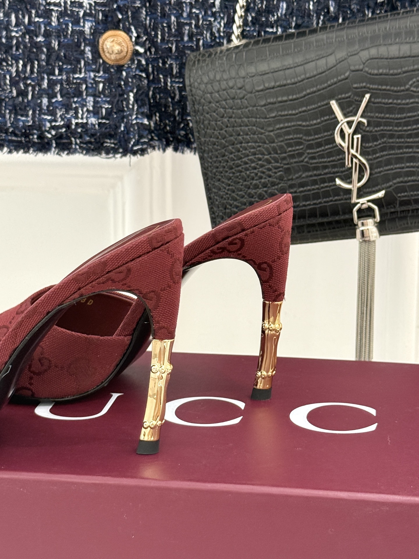 Gucci/古驰26WF新品一字带 金属跟高跟拖鞋 丝缎光泽流淌足尖之上 金属细跟折射冷冽光芒 一字带勾勒足弓优美曲线 Gucci/古驰26WF新品一字带 金属跟高跟拖鞋 丝缎光泽流淌足尖之上 金属细跟折射冷冽光芒 一字带勾勒足弓优美曲线