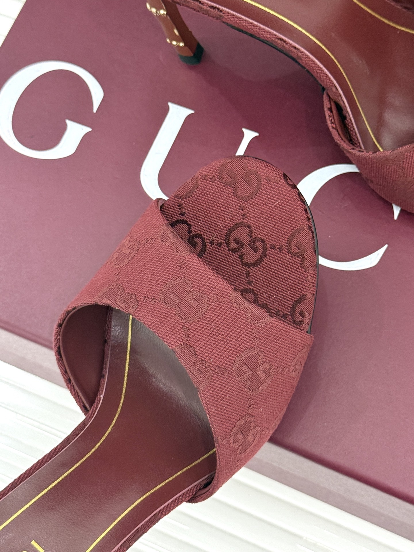 Gucci/古驰26WF新品一字带 金属跟高跟拖鞋 丝缎光泽流淌足尖之上 金属细跟折射冷冽光芒 一字带勾勒足弓优美曲线 Gucci/古驰26WF新品一字带 金属跟高跟拖鞋 丝缎光泽流淌足尖之上 金属细跟折射冷冽光芒 一字带勾勒足弓优美曲线