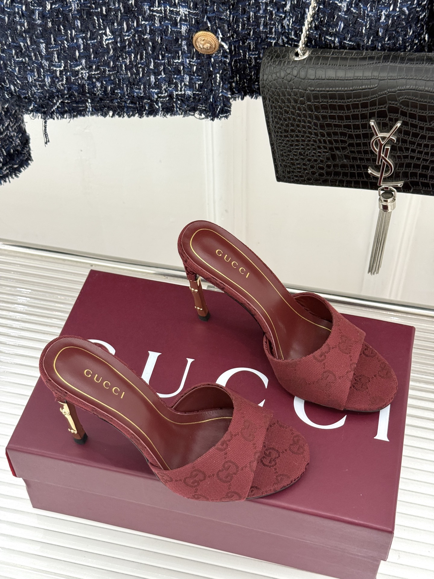 Gucci/古驰26WF新品一字带 金属跟高跟拖鞋 丝缎光泽流淌足尖之上 金属细跟折射冷冽光芒 一字带勾勒足弓优美曲线 Gucci/古驰26WF新品一字带 金属跟高跟拖鞋 丝缎光泽流淌足尖之上 金属细跟折射冷冽光芒 一字带勾勒足弓优美曲线