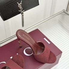 Gucci/古驰26WF新品一字带 金属跟高跟拖鞋 丝缎光泽流淌足尖之上 金属细跟折射冷冽光芒 一字带勾勒足弓优美曲线 Gucci/古驰26WF新品一字带 金属跟高跟拖鞋 丝缎光泽流淌足尖之上 金属细跟折射冷冽光芒 一字带勾勒足弓优美曲线