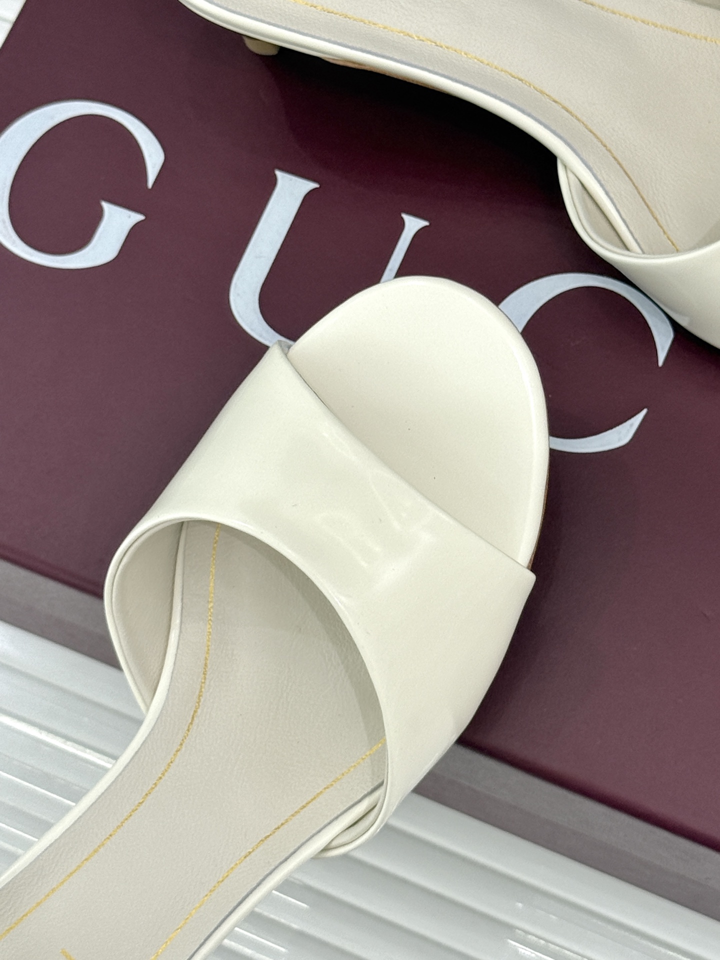 Gucci/古驰26WF新品一字带 金属跟高跟拖鞋 丝缎光泽流淌足尖之上 金属细跟折射冷冽光芒 一字带勾勒足弓优美曲线 Gucci/古驰26WF新品一字带 金属跟高跟拖鞋 丝缎光泽流淌足尖之上 金属细跟折射冷冽光芒 一字带勾勒足弓优美曲线