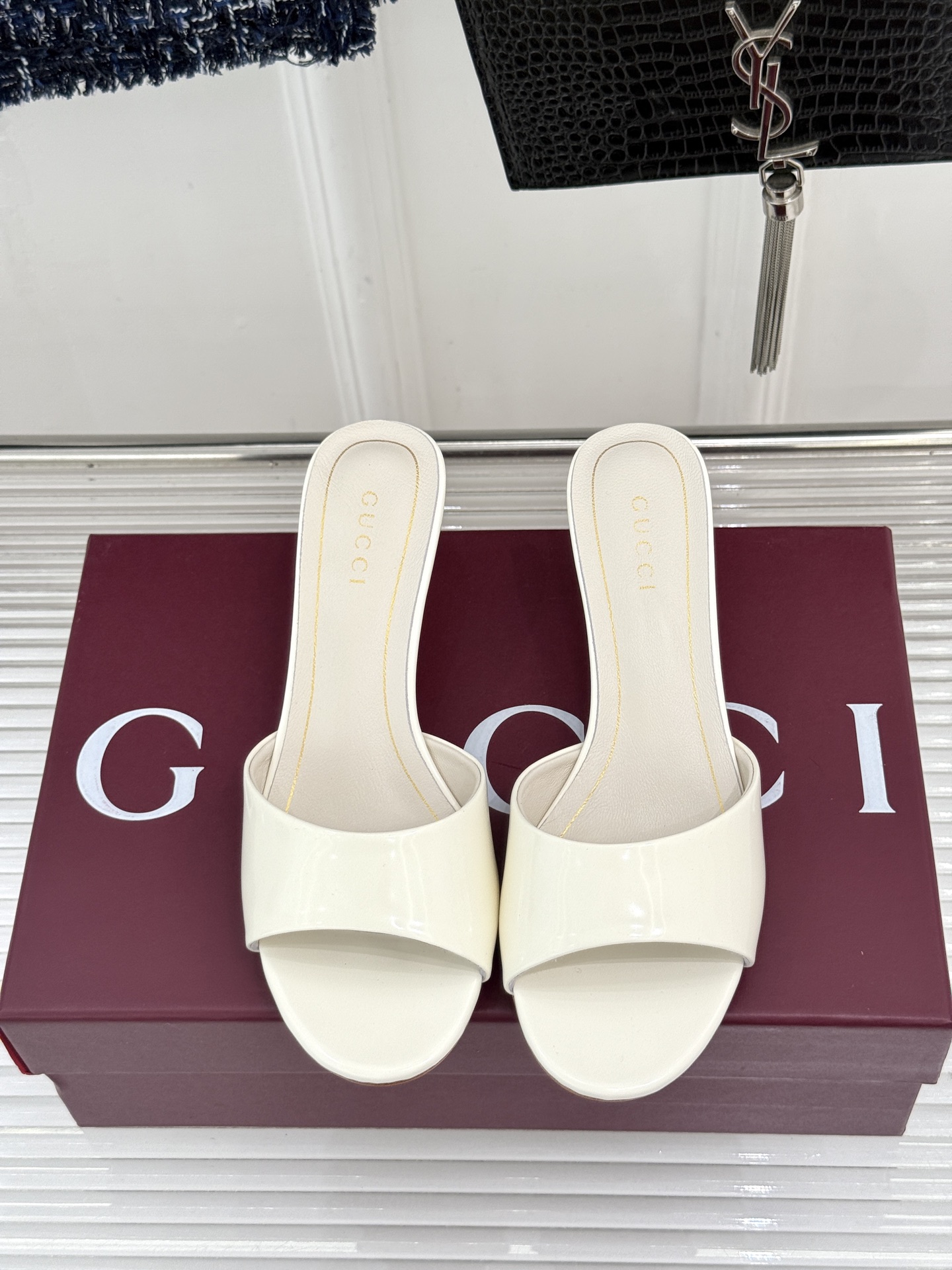 Gucci/古驰26WF新品一字带 金属跟高跟拖鞋 丝缎光泽流淌足尖之上 金属细跟折射冷冽光芒 一字带勾勒足弓优美曲线 Gucci/古驰26WF新品一字带 金属跟高跟拖鞋 丝缎光泽流淌足尖之上 金属细跟折射冷冽光芒 一字带勾勒足弓优美曲线
