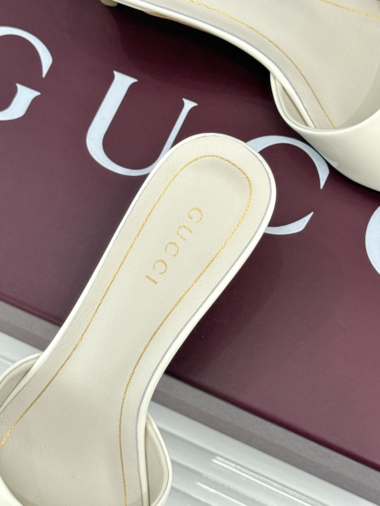 Gucci/古驰26WF新品一字带 金属跟高跟拖鞋 丝缎光泽流淌足尖之上 金属细跟折射冷冽光芒 一字带勾勒足弓优美曲线 Gucci/古驰26WF新品一字带 金属跟高跟拖鞋 丝缎光泽流淌足尖之上 金属细跟折射冷冽光芒 一字带勾勒足弓优美曲线