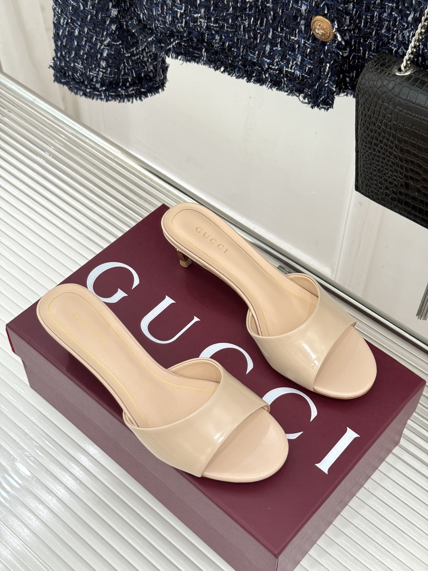 Gucci/古驰26WF新品一字带 金属跟高跟拖鞋 丝缎光泽流淌足尖之上 金属细跟折射冷冽光芒 一字带勾勒足弓优美曲线 Gucci/古驰26WF新品一字带 金属跟高跟拖鞋 丝缎光泽流淌足尖之上 金属细跟折射冷冽光芒 一字带勾勒足弓优美曲线
