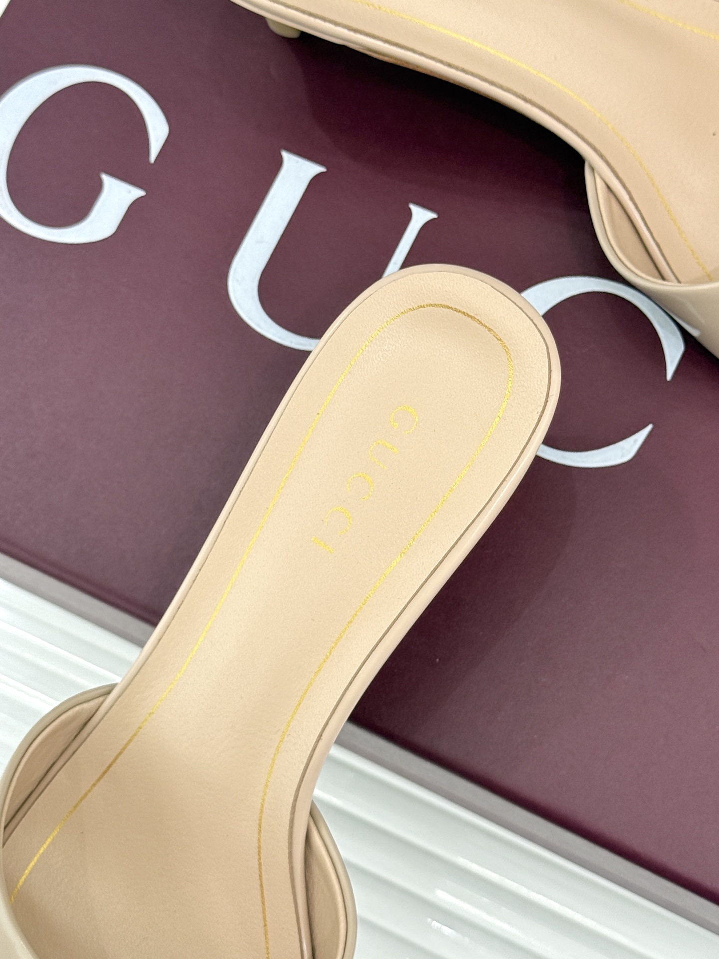 Gucci/古驰26WF新品一字带 金属跟高跟拖鞋 丝缎光泽流淌足尖之上 金属细跟折射冷冽光芒 一字带勾勒足弓优美曲线 Gucci/古驰26WF新品一字带 金属跟高跟拖鞋 丝缎光泽流淌足尖之上 金属细跟折射冷冽光芒 一字带勾勒足弓优美曲线