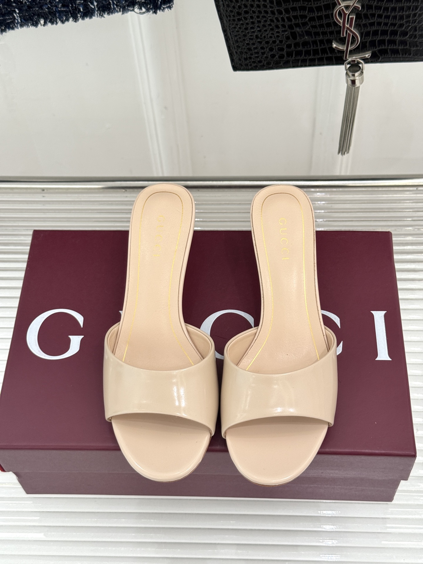 Gucci/古驰26WF新品一字带 金属跟高跟拖鞋 丝缎光泽流淌足尖之上 金属细跟折射冷冽光芒 一字带勾勒足弓优美曲线 Gucci/古驰26WF新品一字带 金属跟高跟拖鞋 丝缎光泽流淌足尖之上 金属细跟折射冷冽光芒 一字带勾勒足弓优美曲线