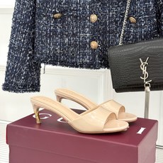 Gucci/古驰26WF新品一字带 金属跟高跟拖鞋 丝缎光泽流淌足尖之上 金属细跟折射冷冽光芒 一字带勾勒足弓优美曲线 Gucci/古驰26WF新品一字带 金属跟高跟拖鞋 丝缎光泽流淌足尖之上 金属细跟折射冷冽光芒 一字带勾勒足弓优美曲线