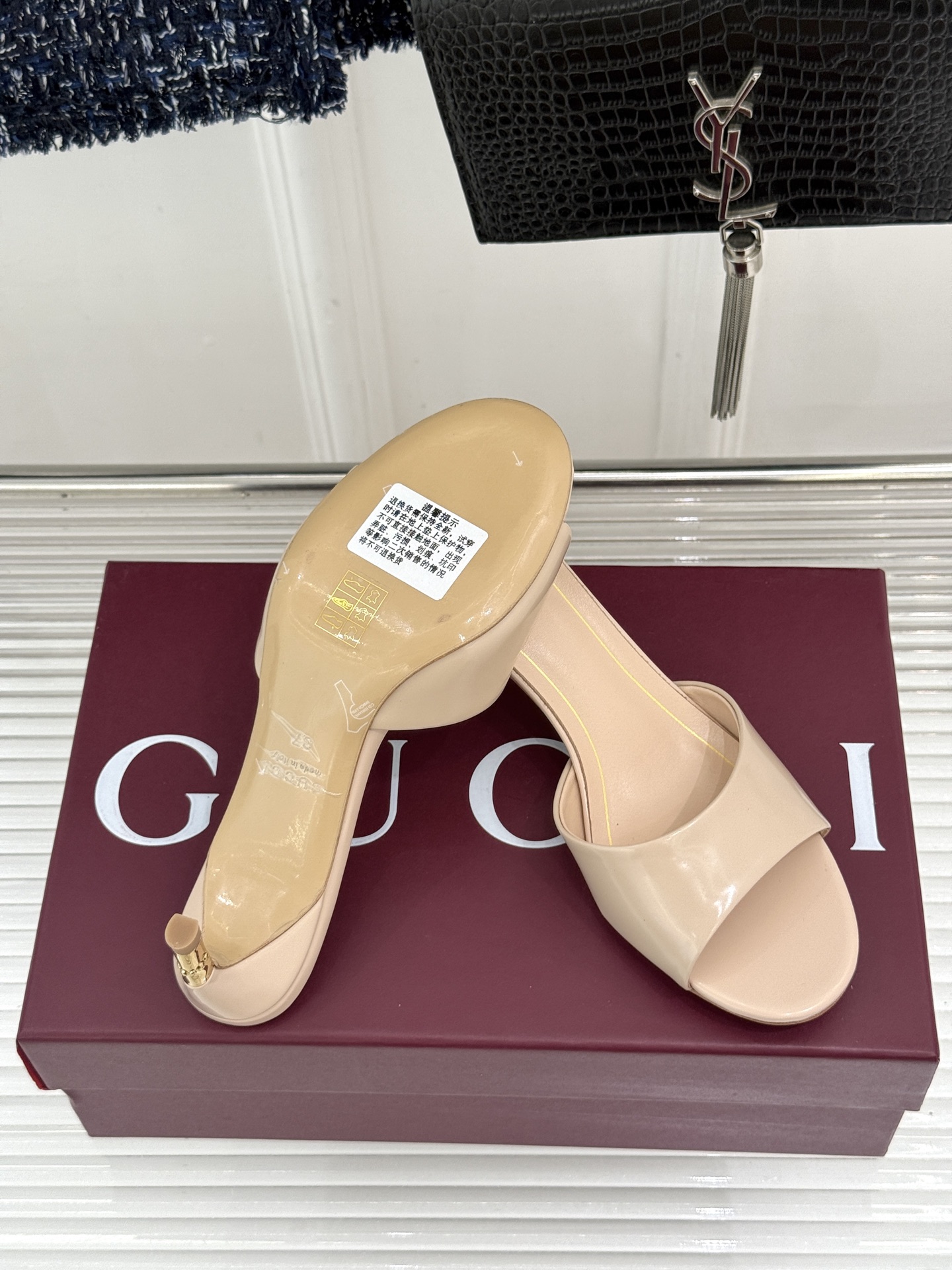 Gucci/古驰26WF新品一字带 金属跟高跟拖鞋 丝缎光泽流淌足尖之上 金属细跟折射冷冽光芒 一字带勾勒足弓优美曲线 Gucci/古驰26WF新品一字带 金属跟高跟拖鞋 丝缎光泽流淌足尖之上 金属细跟折射冷冽光芒 一字带勾勒足弓优美曲线
