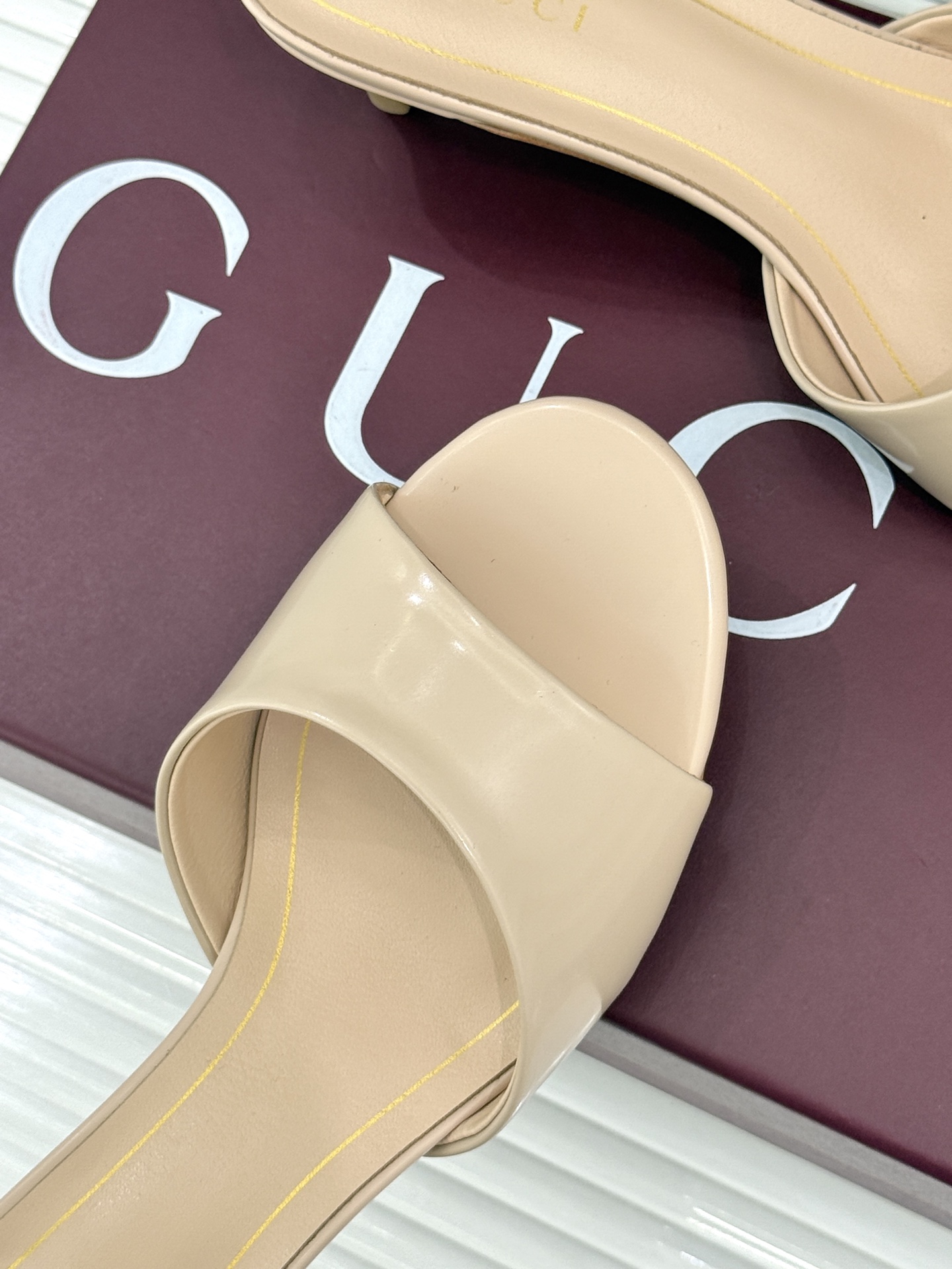 Gucci/古驰26WF新品一字带 金属跟高跟拖鞋 丝缎光泽流淌足尖之上 金属细跟折射冷冽光芒 一字带勾勒足弓优美曲线 Gucci/古驰26WF新品一字带 金属跟高跟拖鞋 丝缎光泽流淌足尖之上 金属细跟折射冷冽光芒 一字带勾勒足弓优美曲线