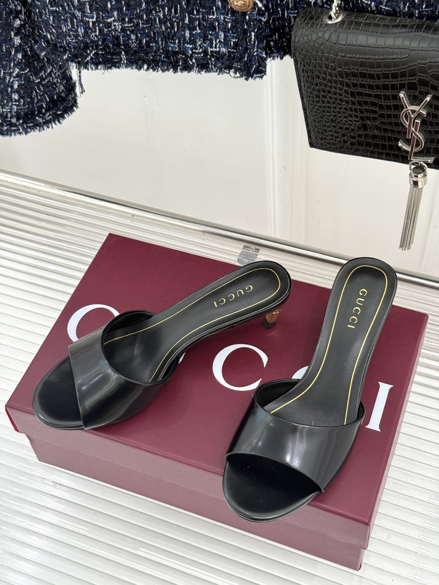 Gucci/古驰26WF新品一字带 金属跟高跟拖鞋 丝缎光泽流淌足尖之上 金属细跟折射冷冽光芒 一字带勾勒足弓优美曲线 Gucci/古驰26WF新品一字带 金属跟高跟拖鞋 丝缎光泽流淌足尖之上 金属细跟折射冷冽光芒 一字带勾勒足弓优美曲线