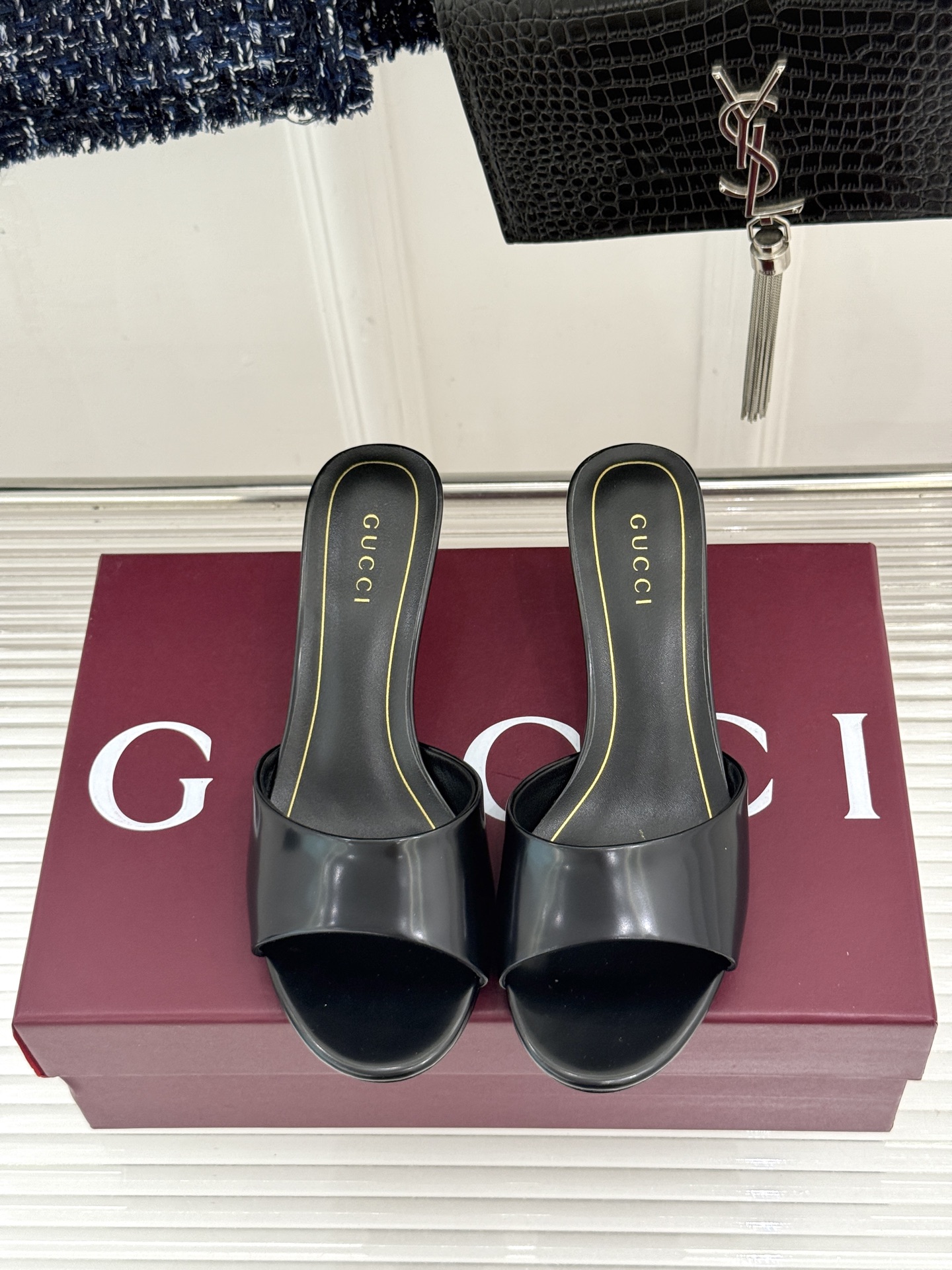 Gucci/古驰26WF新品一字带 金属跟高跟拖鞋 丝缎光泽流淌足尖之上 金属细跟折射冷冽光芒 一字带勾勒足弓优美曲线 Gucci/古驰26WF新品一字带 金属跟高跟拖鞋 丝缎光泽流淌足尖之上 金属细跟折射冷冽光芒 一字带勾勒足弓优美曲线