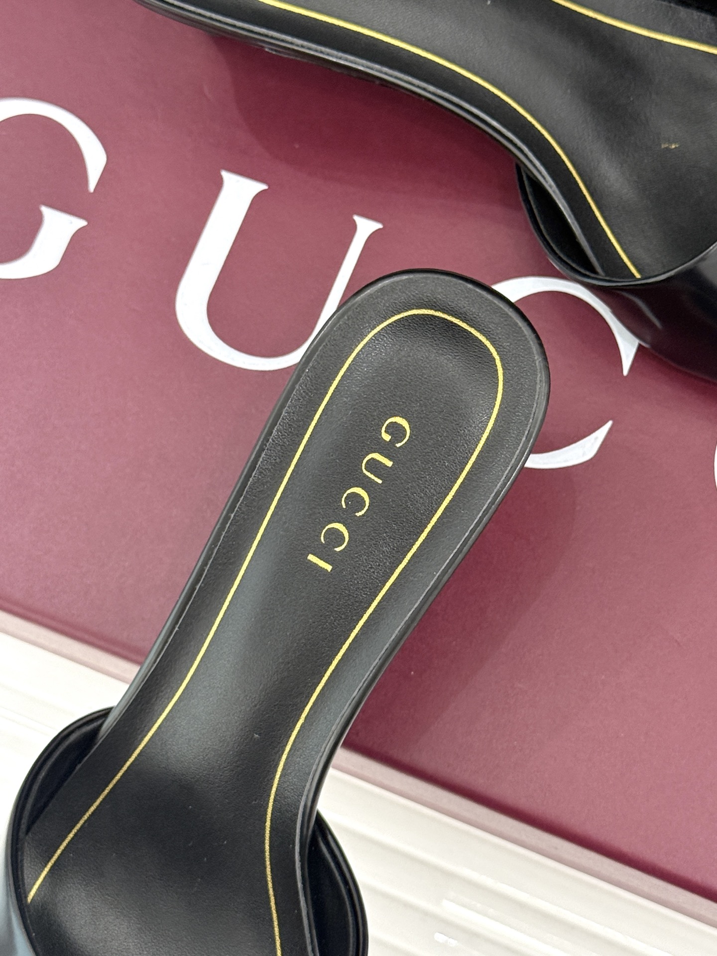 Gucci/古驰26WF新品一字带 金属跟高跟拖鞋 丝缎光泽流淌足尖之上 金属细跟折射冷冽光芒 一字带勾勒足弓优美曲线 Gucci/古驰26WF新品一字带 金属跟高跟拖鞋 丝缎光泽流淌足尖之上 金属细跟折射冷冽光芒 一字带勾勒足弓优美曲线