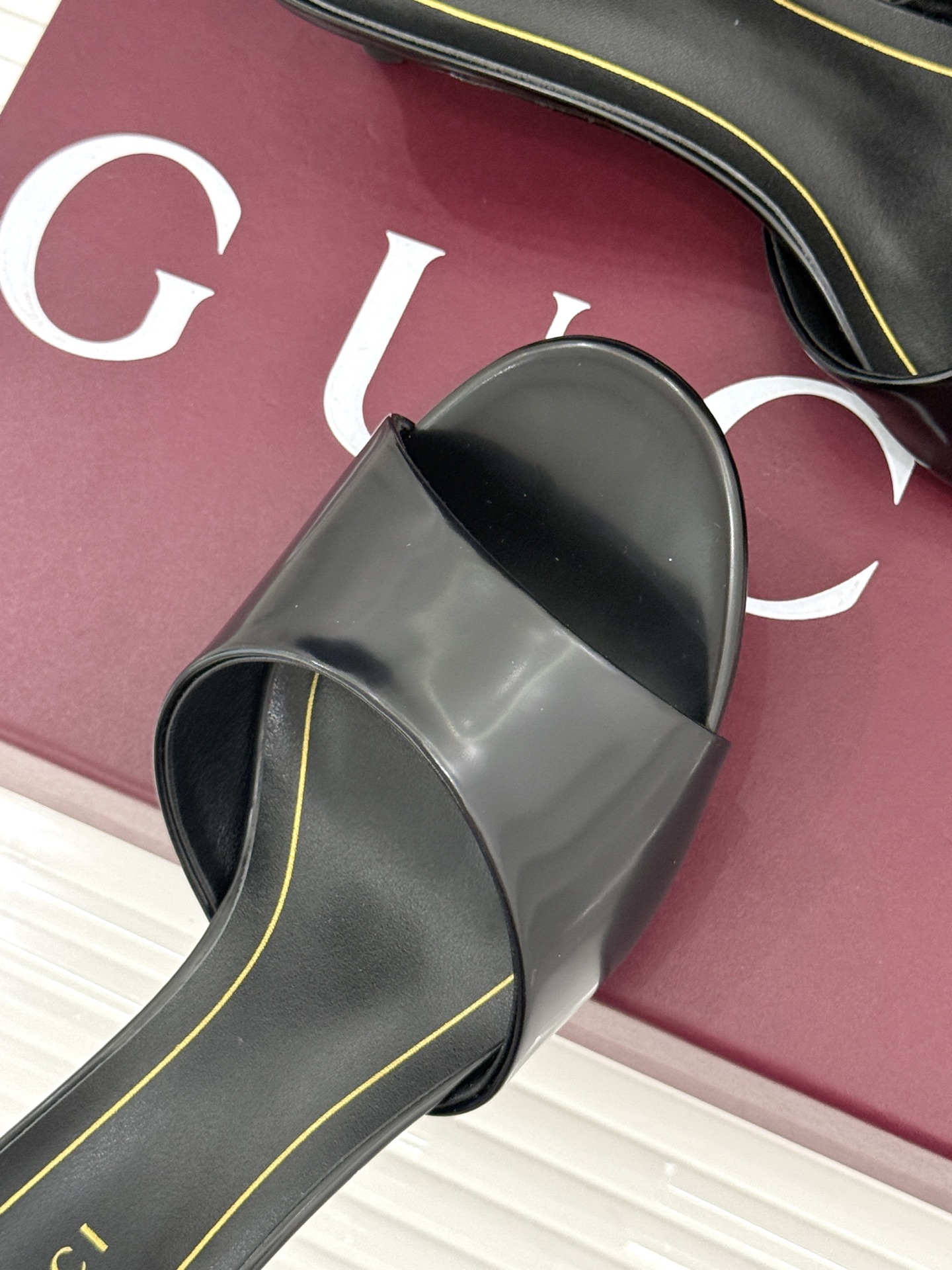 Gucci/古驰26WF新品一字带 金属跟高跟拖鞋 丝缎光泽流淌足尖之上 金属细跟折射冷冽光芒 一字带勾勒足弓优美曲线 Gucci/古驰26WF新品一字带 金属跟高跟拖鞋 丝缎光泽流淌足尖之上 金属细跟折射冷冽光芒 一字带勾勒足弓优美曲线