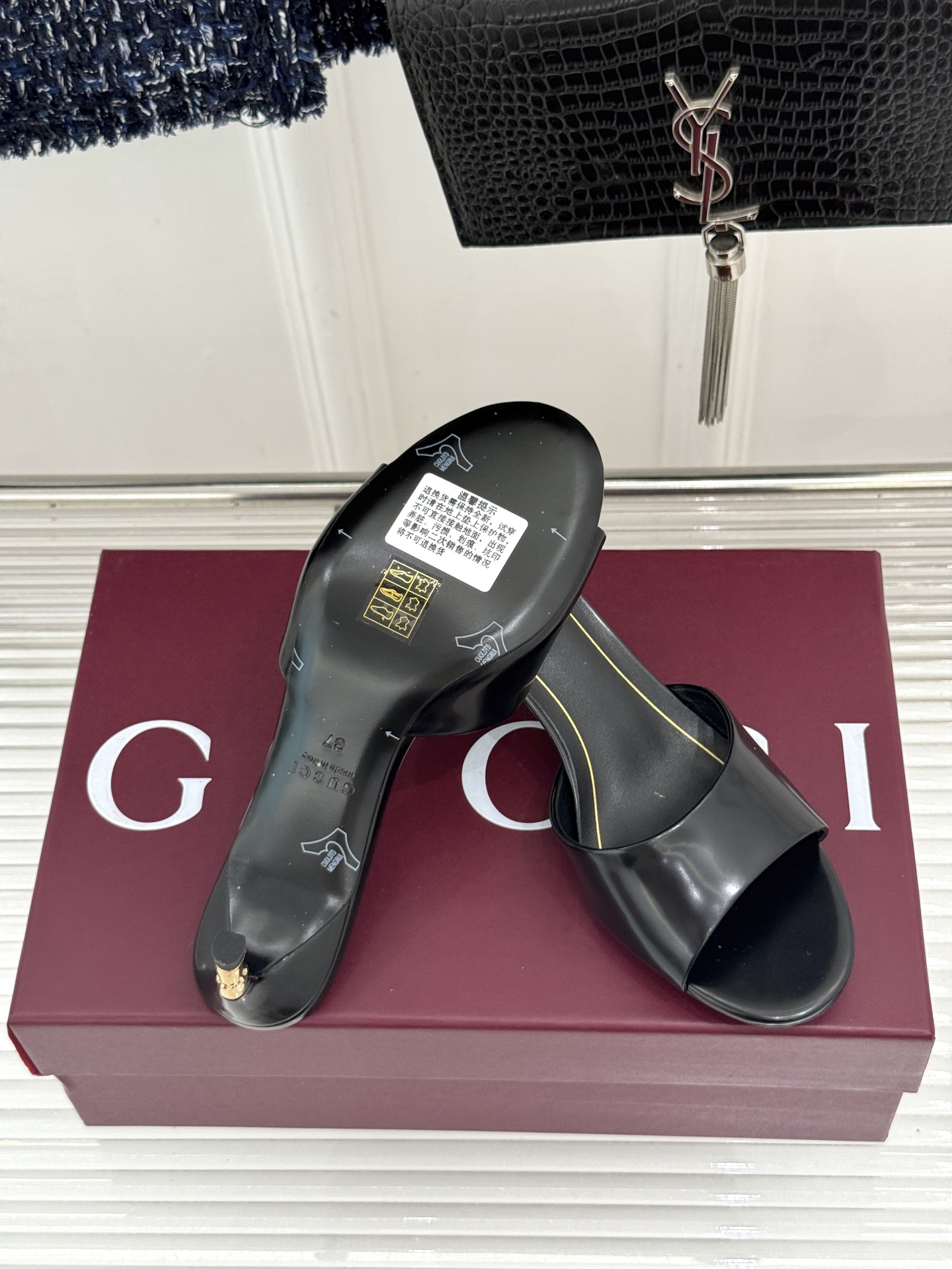 Gucci/古驰26WF新品一字带 金属跟高跟拖鞋 丝缎光泽流淌足尖之上 金属细跟折射冷冽光芒 一字带勾勒足弓优美曲线 Gucci/古驰26WF新品一字带 金属跟高跟拖鞋 丝缎光泽流淌足尖之上 金属细跟折射冷冽光芒 一字带勾勒足弓优美曲线