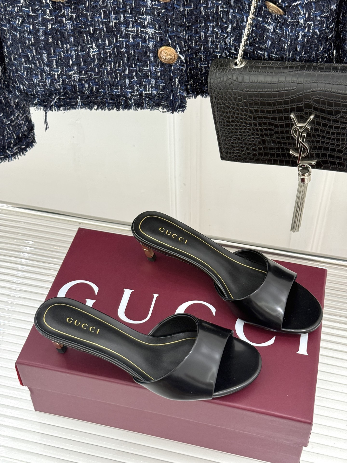 Gucci/古驰26WF新品一字带 金属跟高跟拖鞋 丝缎光泽流淌足尖之上 金属细跟折射冷冽光芒 一字带勾勒足弓优美曲线 Gucci/古驰26WF新品一字带 金属跟高跟拖鞋 丝缎光泽流淌足尖之上 金属细跟折射冷冽光芒 一字带勾勒足弓优美曲线