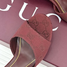 Gucci/古驰26WF新品一字带 金属跟高跟拖鞋 丝缎光泽流淌足尖之上 金属细跟折射冷冽光芒 一字带勾勒足弓优美曲线 Gucci/古驰26WF新品一字带 金属跟高跟拖鞋 丝缎光泽流淌足尖之上 金属细跟折射冷冽光芒 一字带勾勒足弓优美曲线