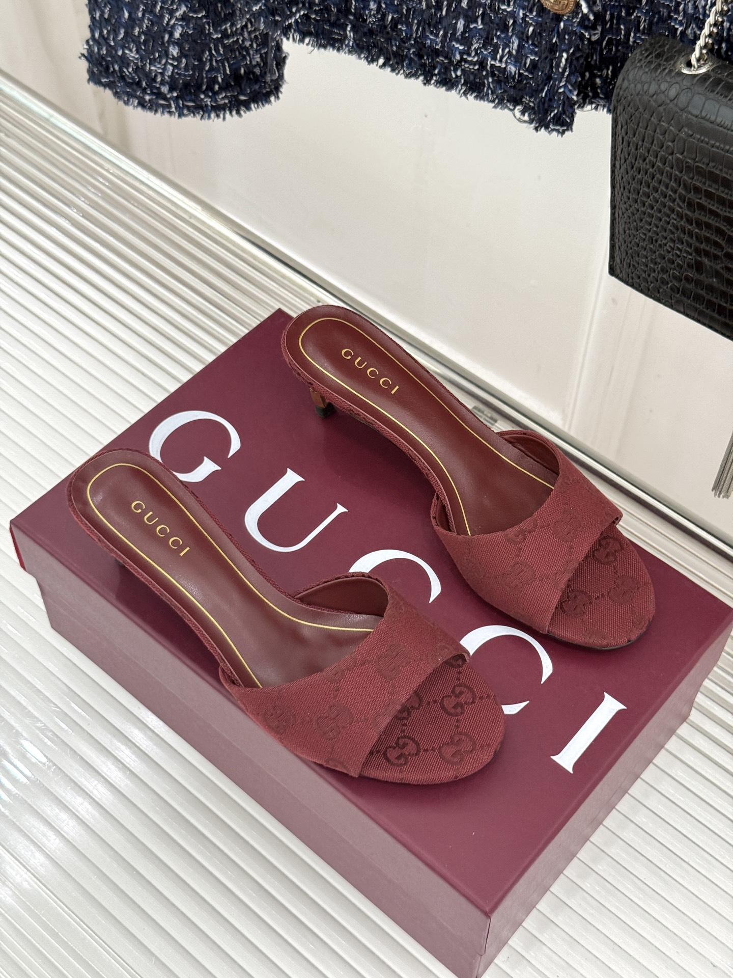 Gucci/古驰26WF新品一字带 金属跟高跟拖鞋 丝缎光泽流淌足尖之上 金属细跟折射冷冽光芒 一字带勾勒足弓优美曲线 Gucci/古驰26WF新品一字带 金属跟高跟拖鞋 丝缎光泽流淌足尖之上 金属细跟折射冷冽光芒 一字带勾勒足弓优美曲线