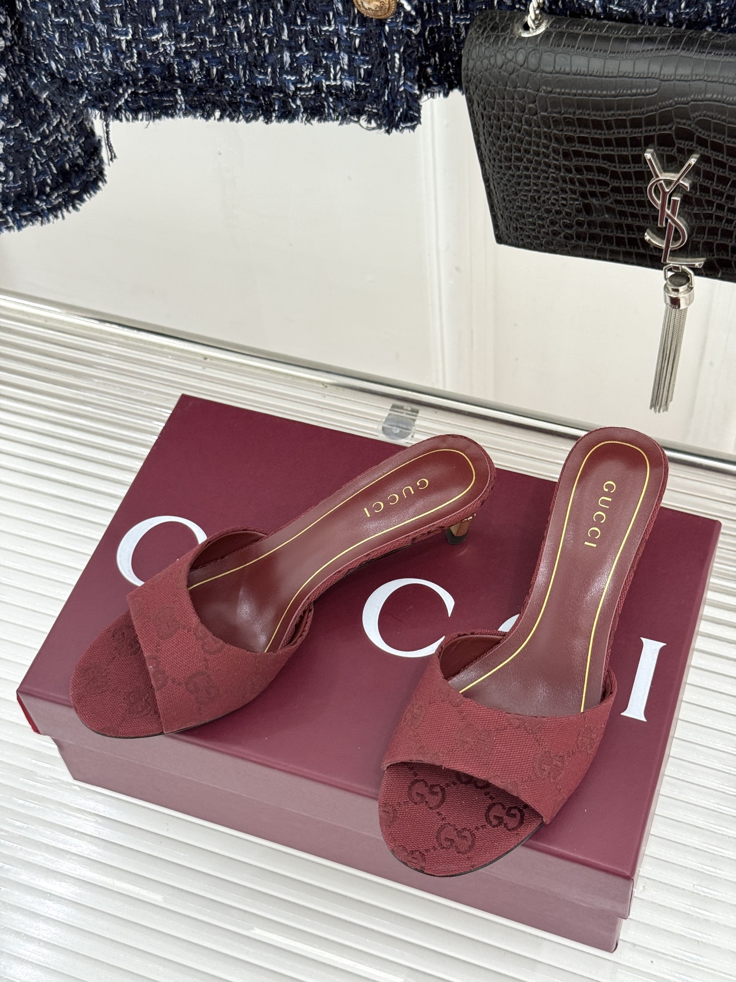 Gucci/古驰26WF新品一字带 金属跟高跟拖鞋 丝缎光泽流淌足尖之上 金属细跟折射冷冽光芒 一字带勾勒足弓优美曲线 Gucci/古驰26WF新品一字带 金属跟高跟拖鞋 丝缎光泽流淌足尖之上 金属细跟折射冷冽光芒 一字带勾勒足弓优美曲线