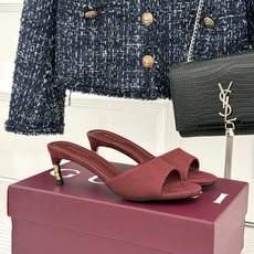 Gucci/古驰26WF新品一字带 金属跟高跟拖鞋 丝缎光泽流淌足尖之上 金属细跟折射冷冽光芒 一字带勾勒足弓优美曲线 Gucci/古驰26WF新品一字带 金属跟高跟拖鞋 丝缎光泽流淌足尖之上 金属细跟折射冷冽光芒 一字带勾勒足弓优美曲线