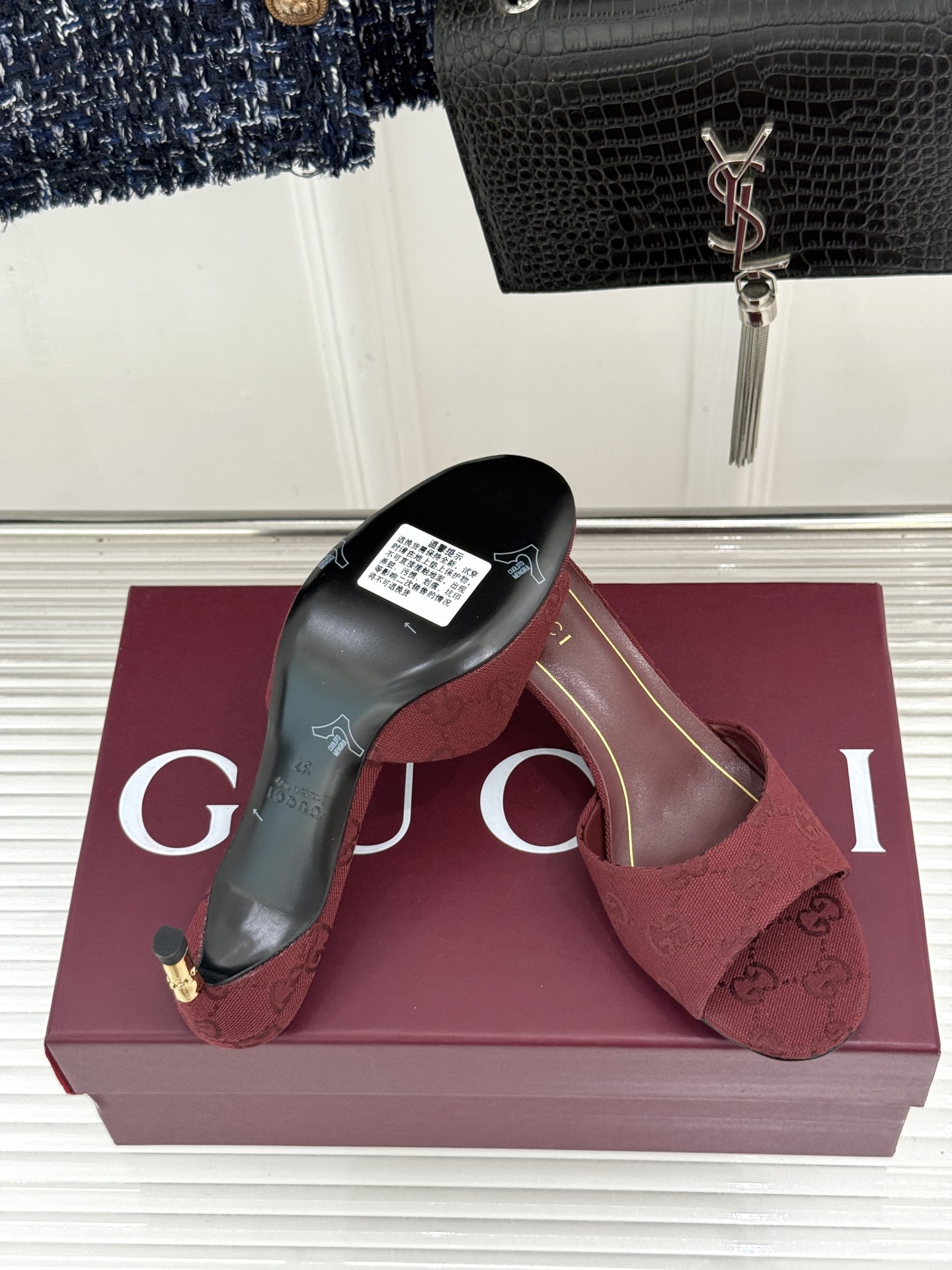 Gucci/古驰26WF新品一字带 金属跟高跟拖鞋 丝缎光泽流淌足尖之上 金属细跟折射冷冽光芒 一字带勾勒足弓优美曲线 Gucci/古驰26WF新品一字带 金属跟高跟拖鞋 丝缎光泽流淌足尖之上 金属细跟折射冷冽光芒 一字带勾勒足弓优美曲线