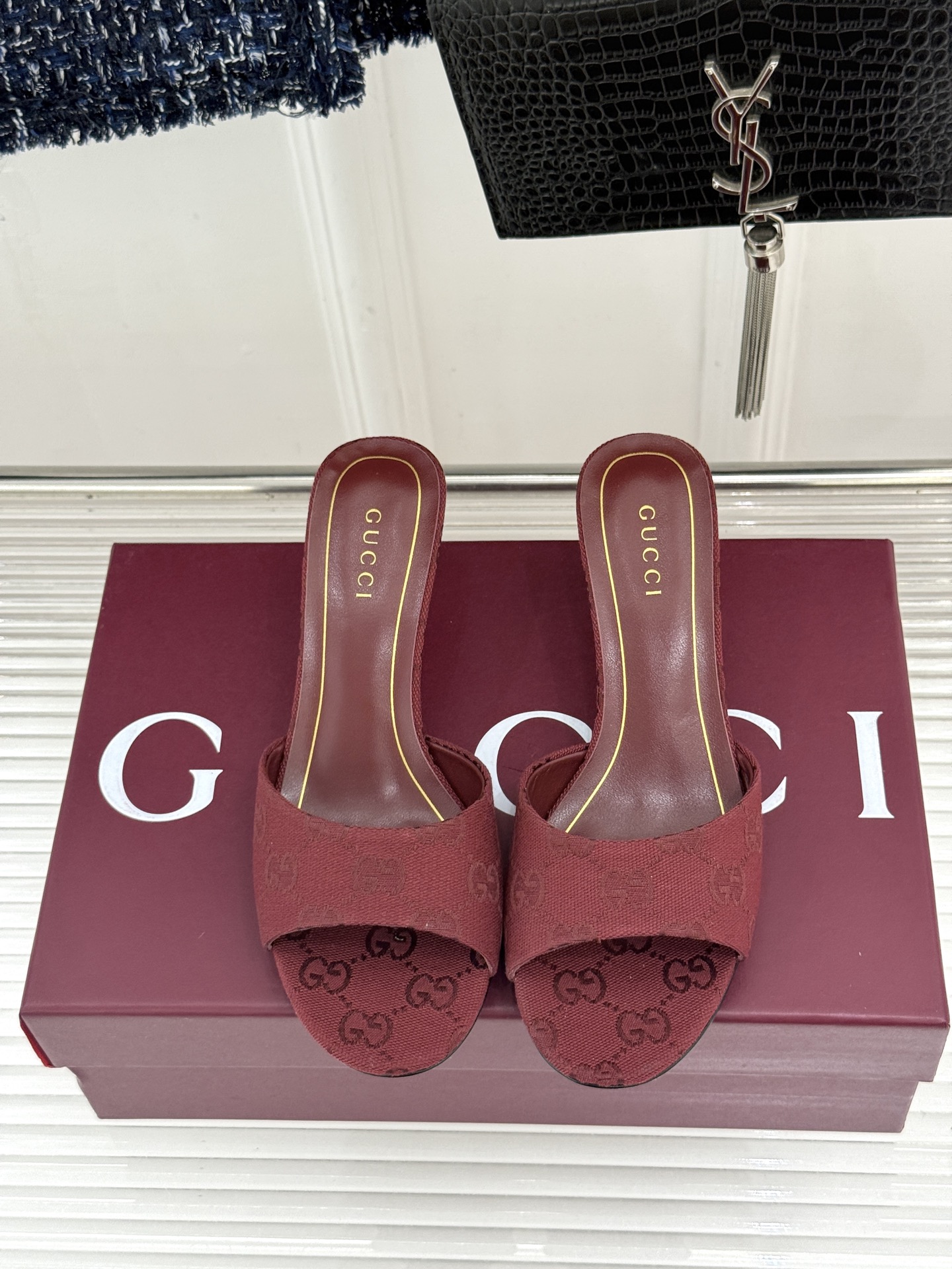 Gucci/古驰26WF新品一字带 金属跟高跟拖鞋 丝缎光泽流淌足尖之上 金属细跟折射冷冽光芒 一字带勾勒足弓优美曲线 Gucci/古驰26WF新品一字带 金属跟高跟拖鞋 丝缎光泽流淌足尖之上 金属细跟折射冷冽光芒 一字带勾勒足弓优美曲线