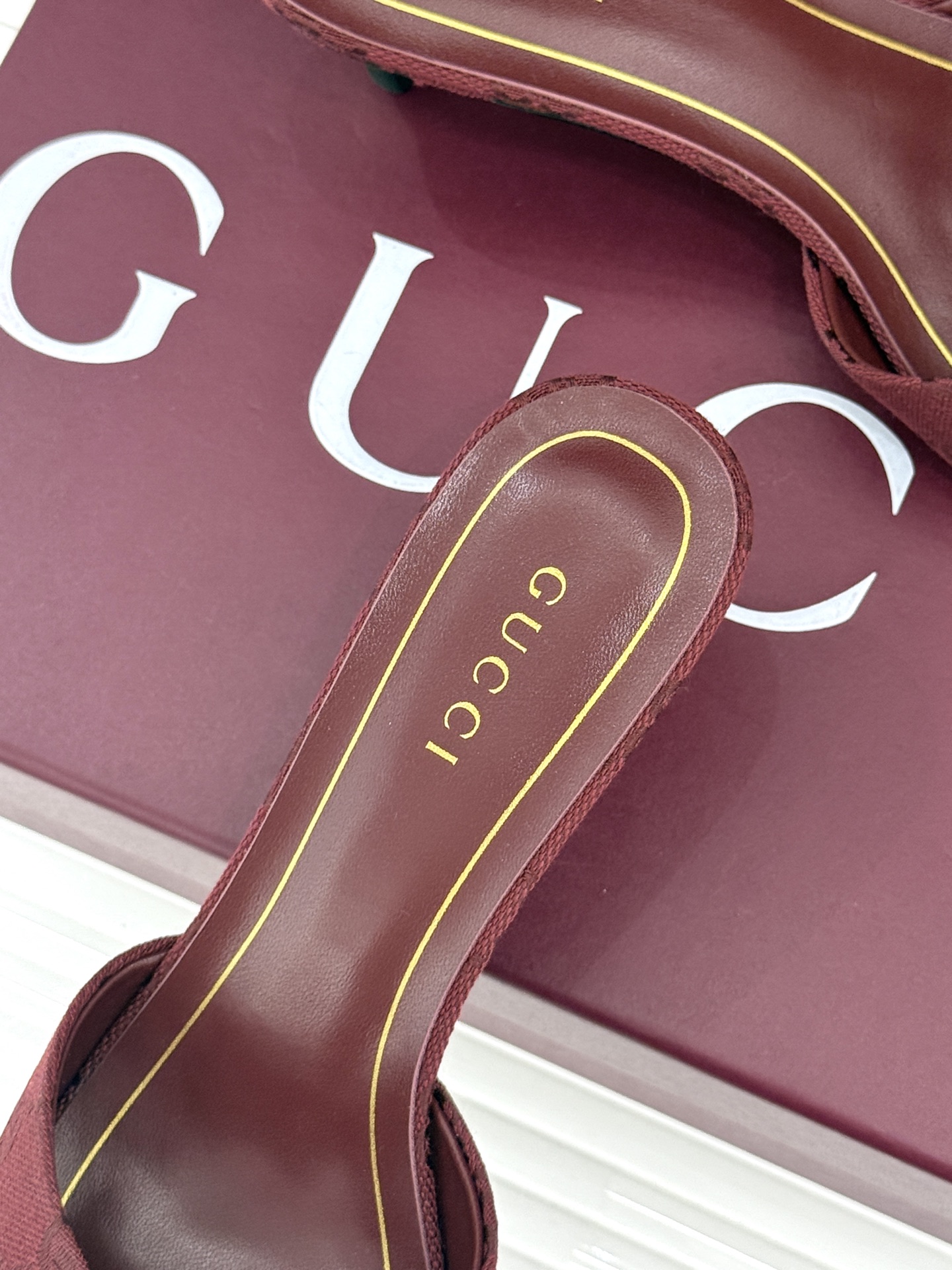Gucci/古驰26WF新品一字带 金属跟高跟拖鞋 丝缎光泽流淌足尖之上 金属细跟折射冷冽光芒 一字带勾勒足弓优美曲线 Gucci/古驰26WF新品一字带 金属跟高跟拖鞋 丝缎光泽流淌足尖之上 金属细跟折射冷冽光芒 一字带勾勒足弓优美曲线